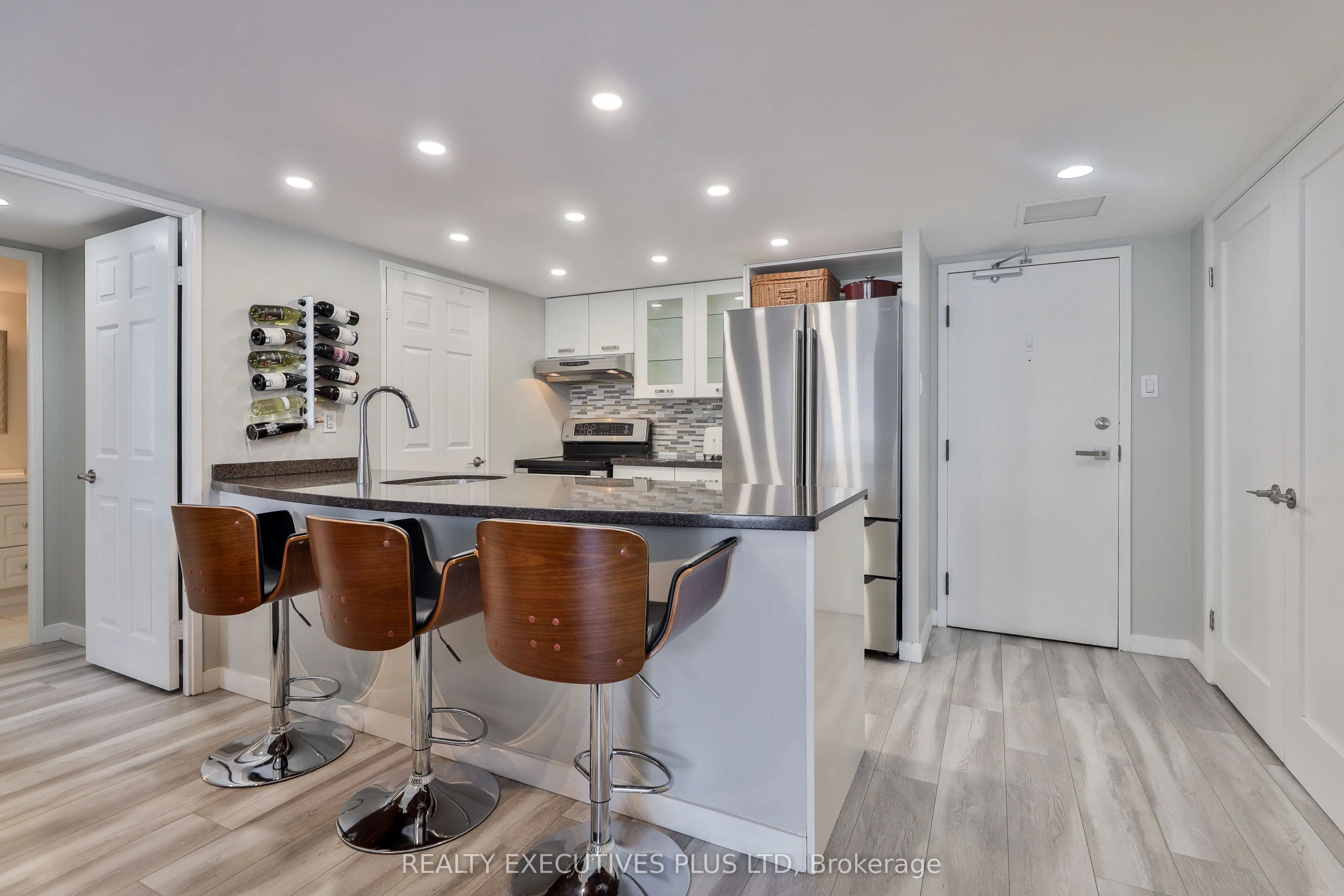 701 King Street W, #811