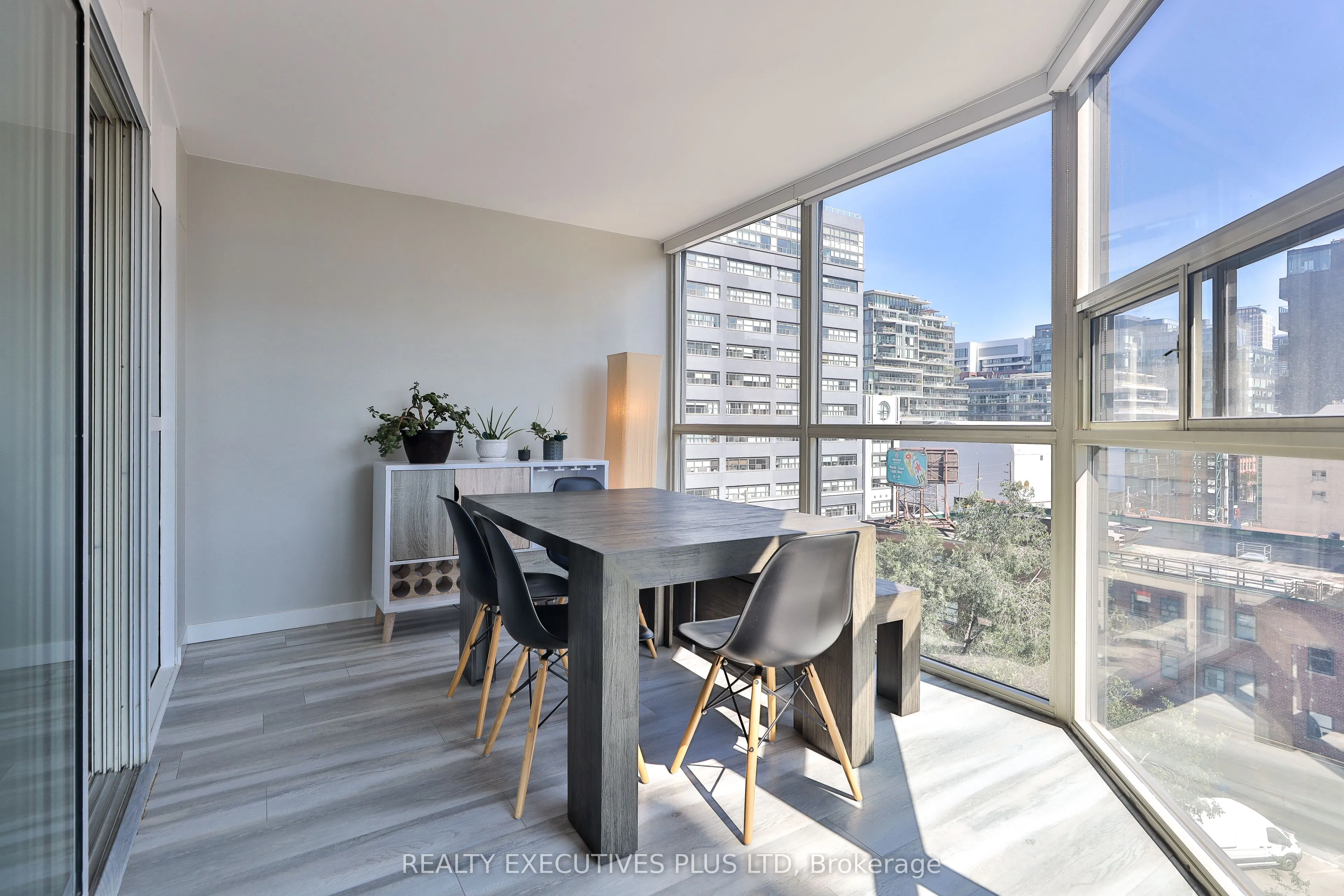 701 King Street W, #811
