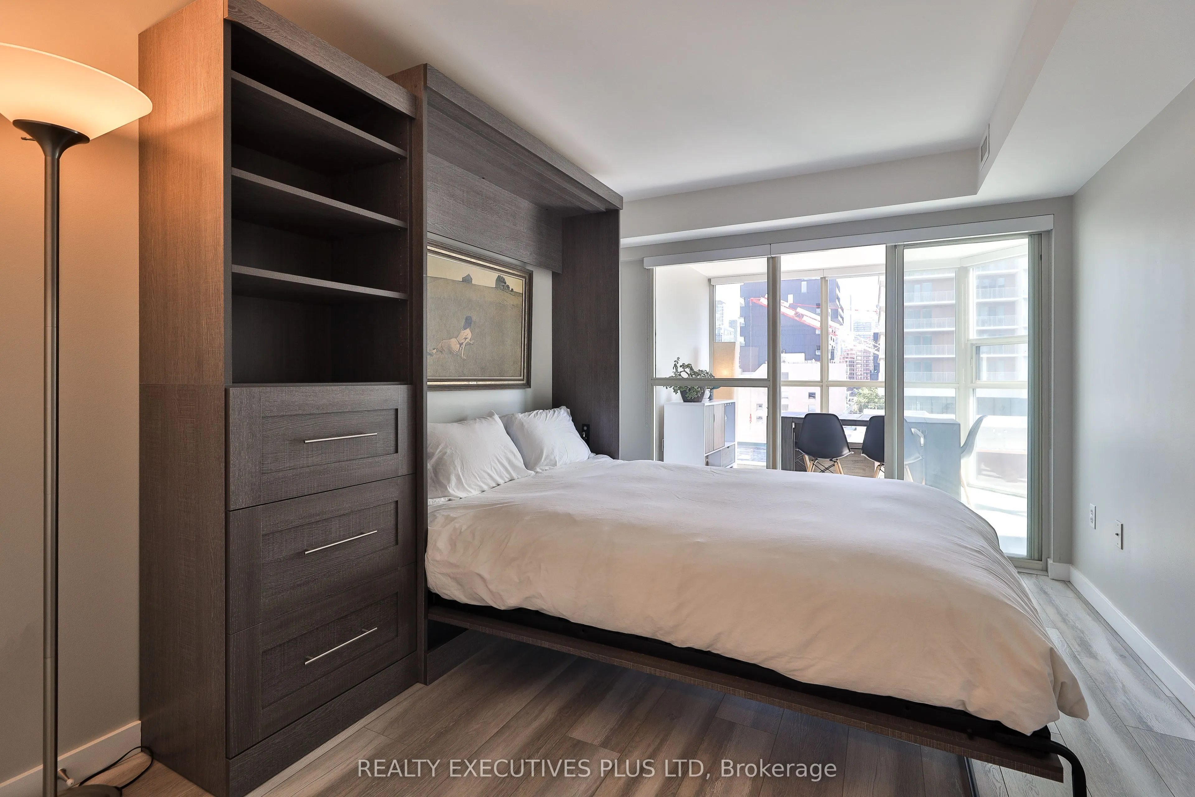 701 King Street W, #811