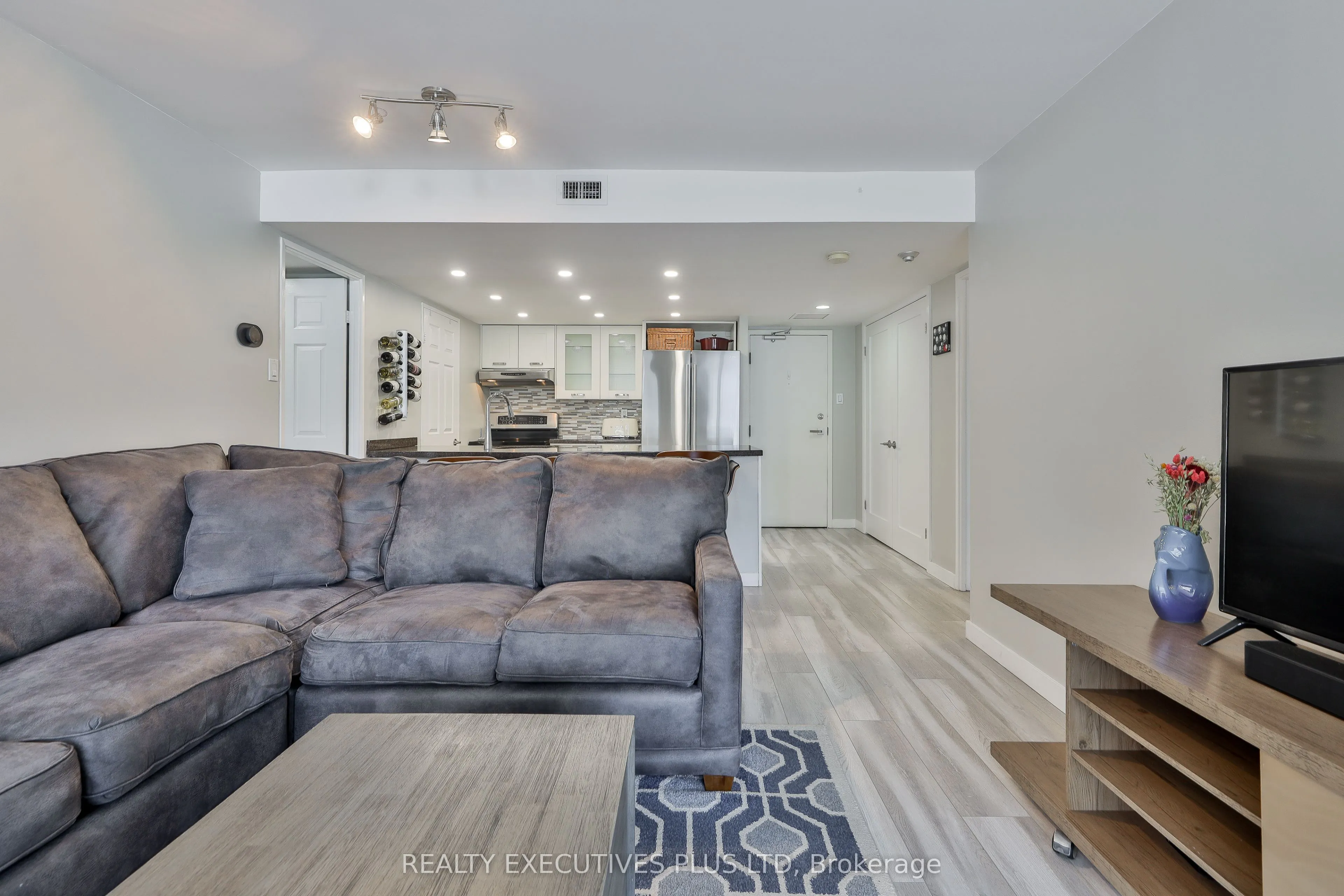 701 King Street W, #811