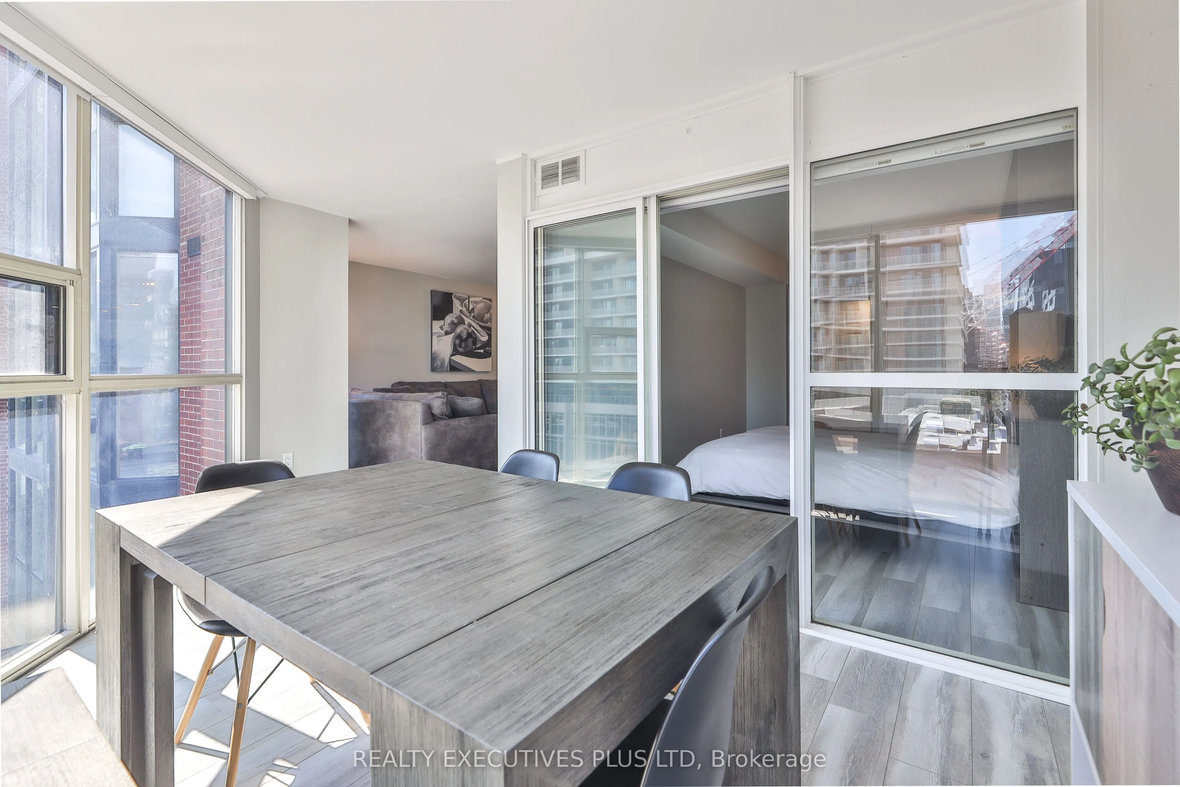 701 King Street W, #811