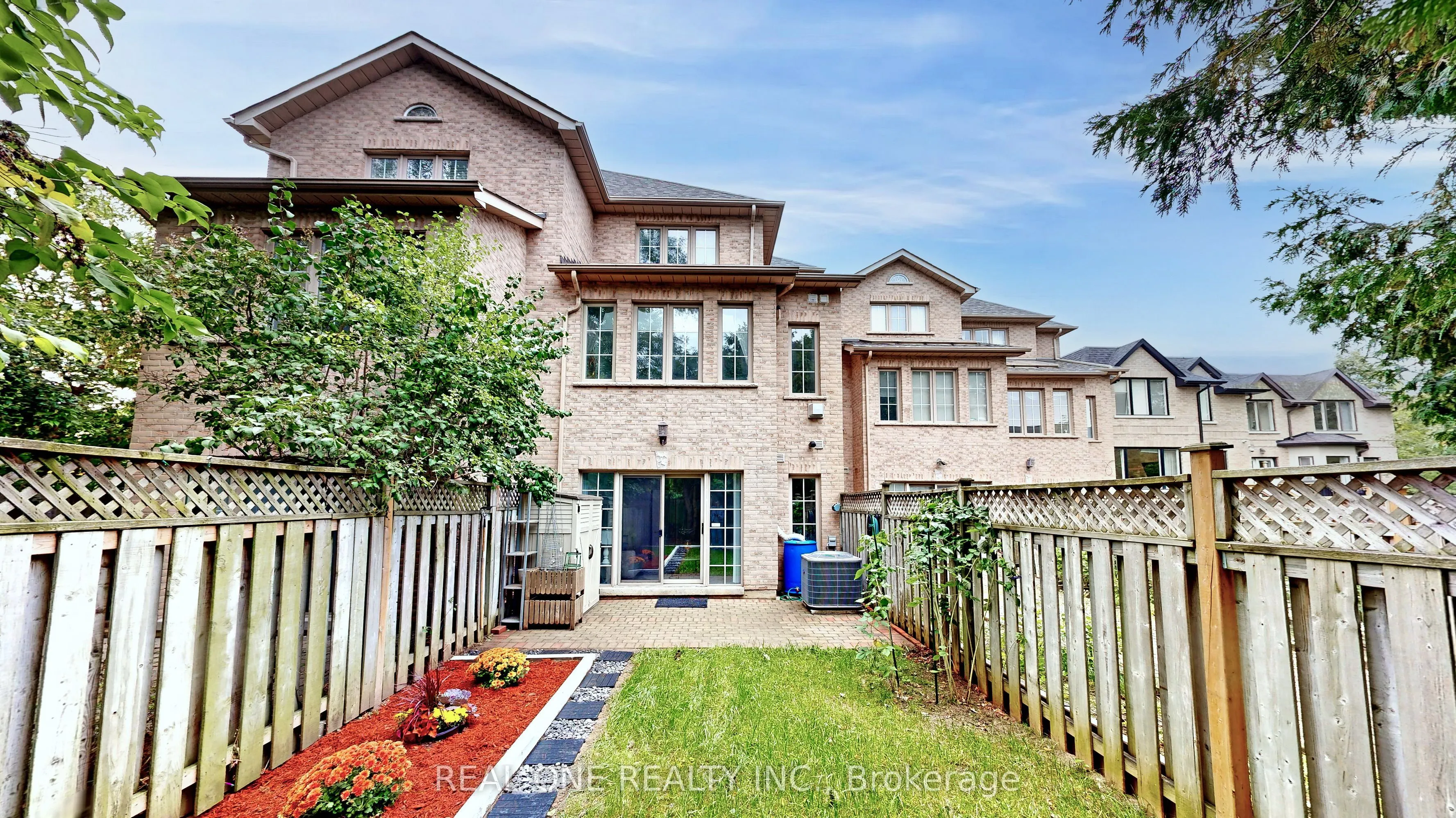 299 Finch Avenue E