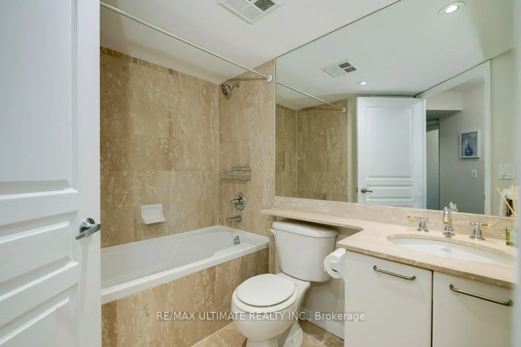 140 Simcoe Street, #1004