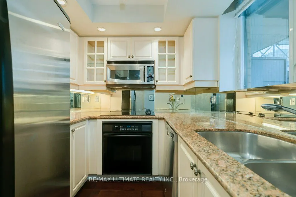140 Simcoe Street, #1004