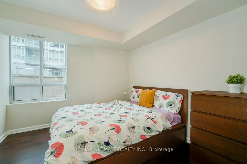 140 Simcoe Street, #1004