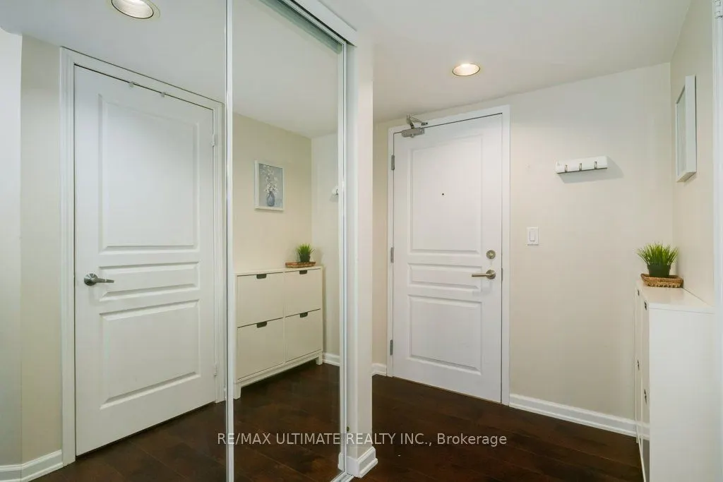 140 Simcoe Street, #1004