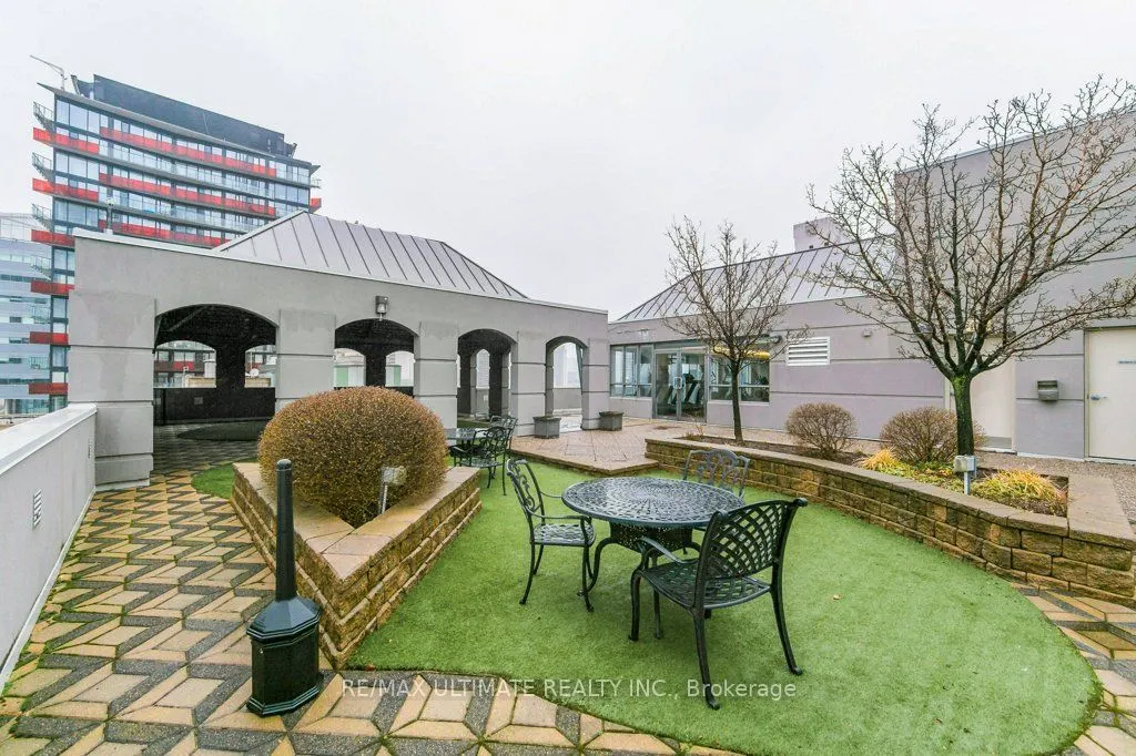 140 Simcoe Street, #1004