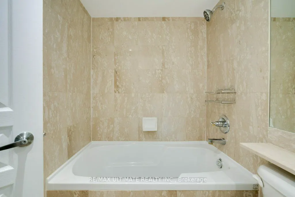 140 Simcoe Street, #1004