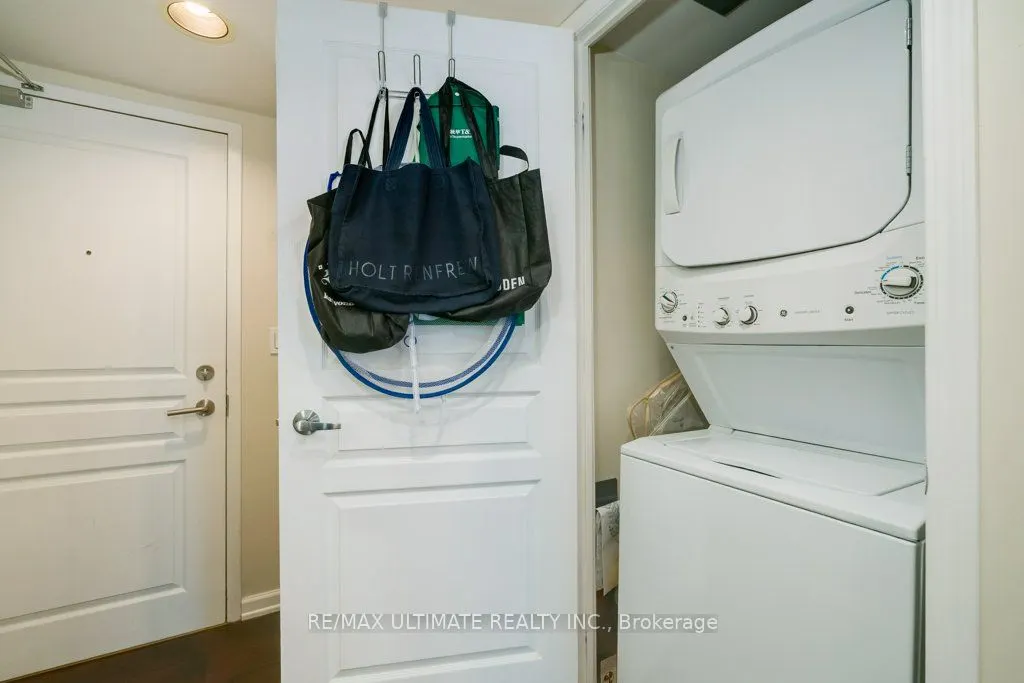 140 Simcoe Street, #1004