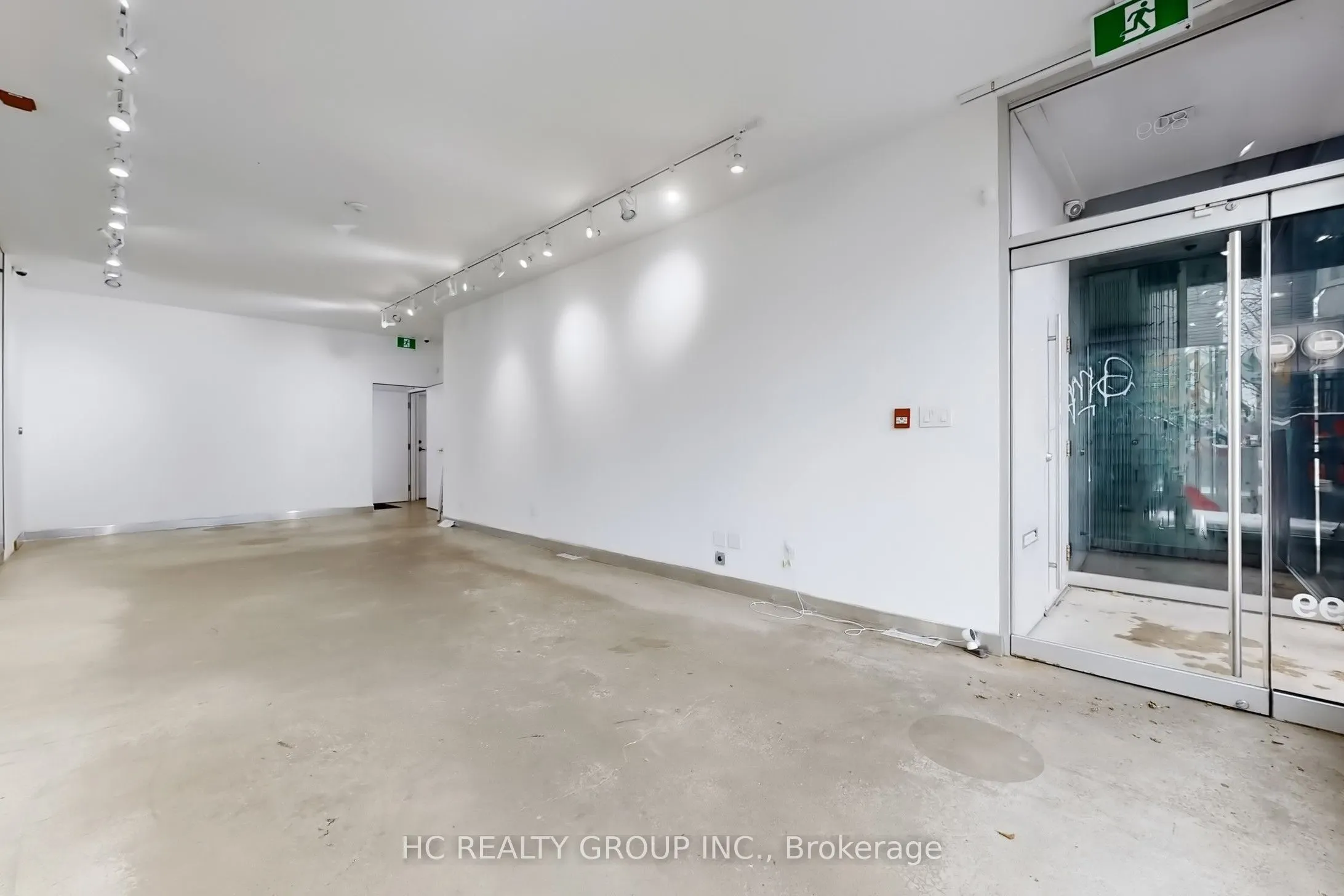 899 Dundas Street W
