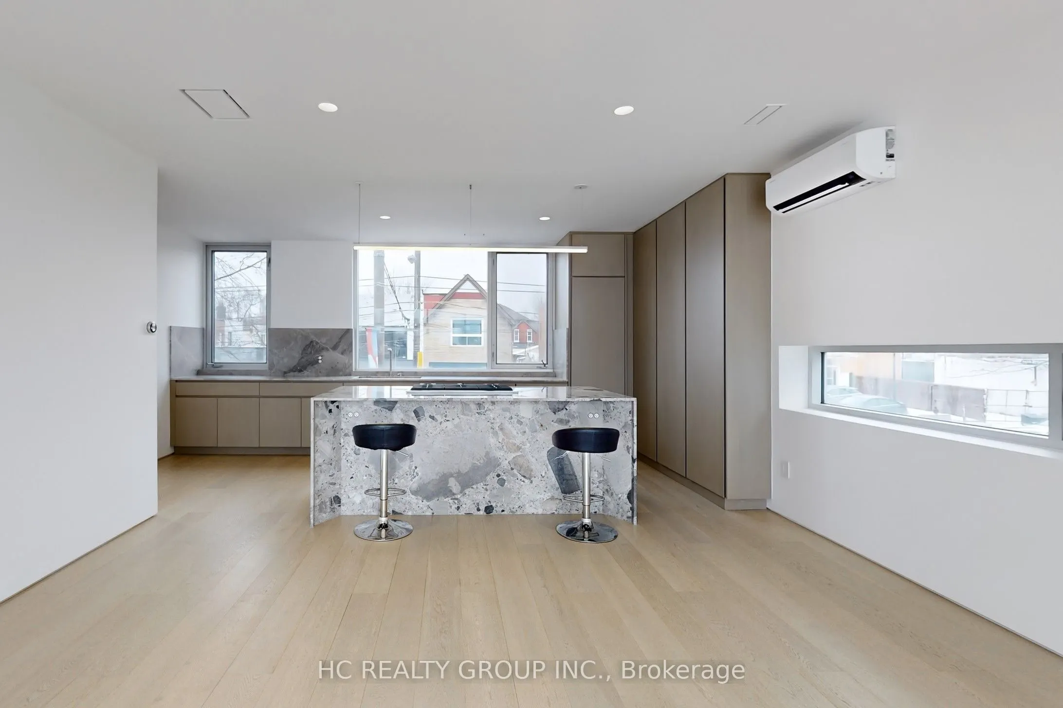 899 Dundas Street W