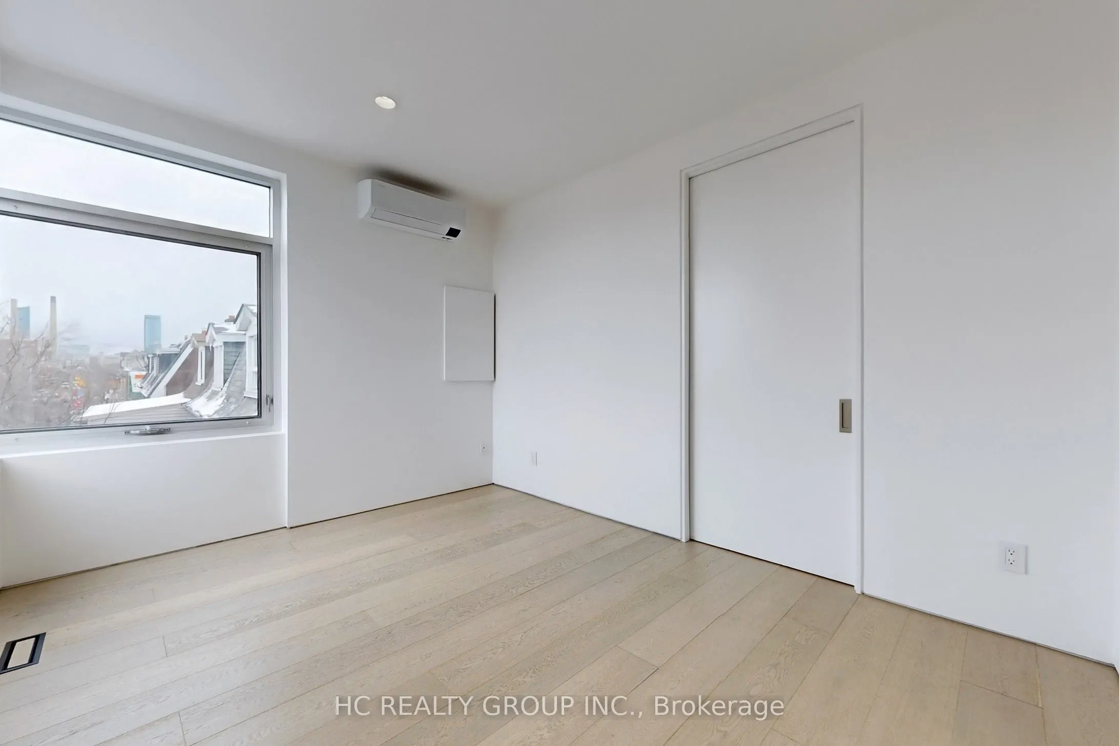 899 Dundas Street W