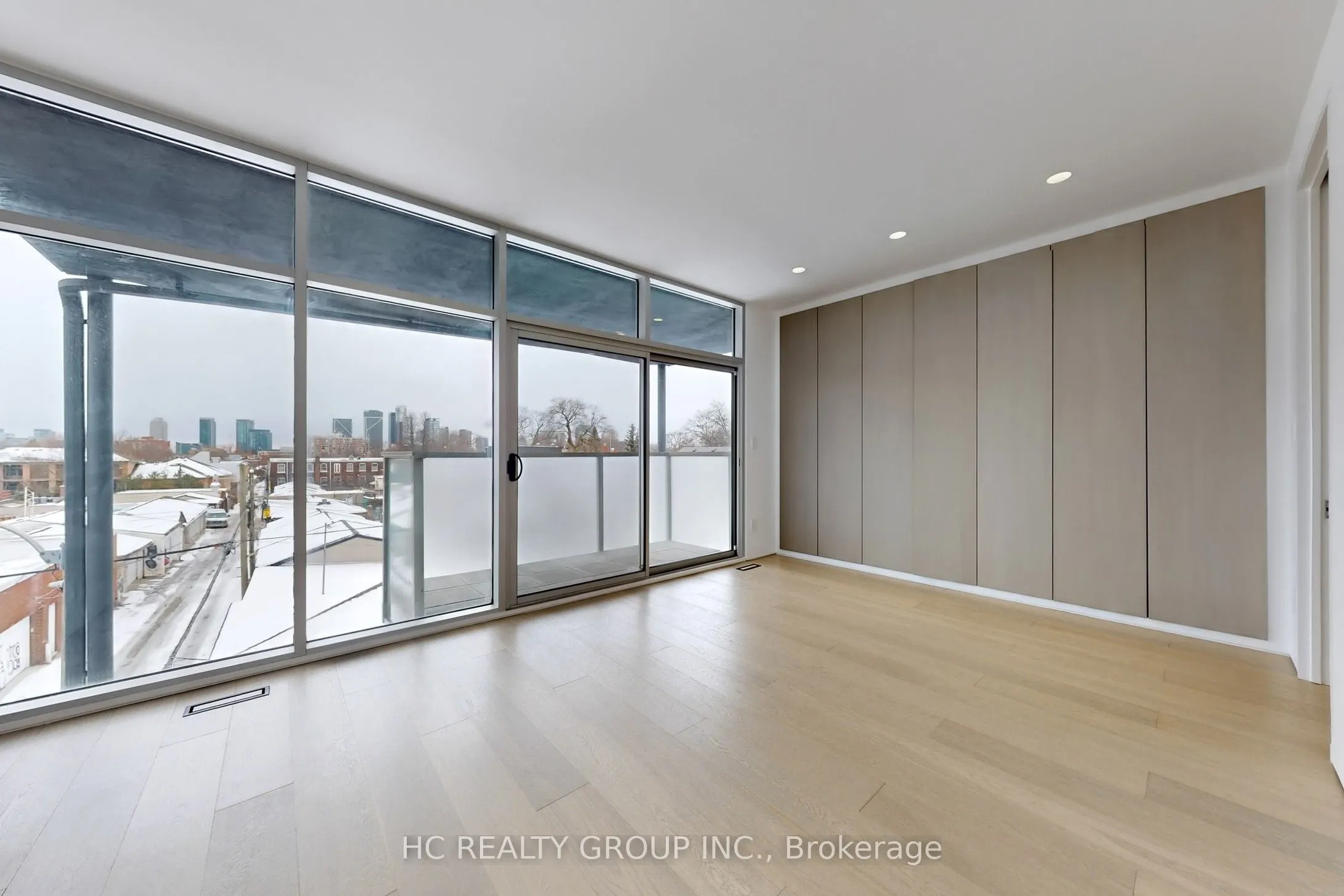 899 Dundas Street W