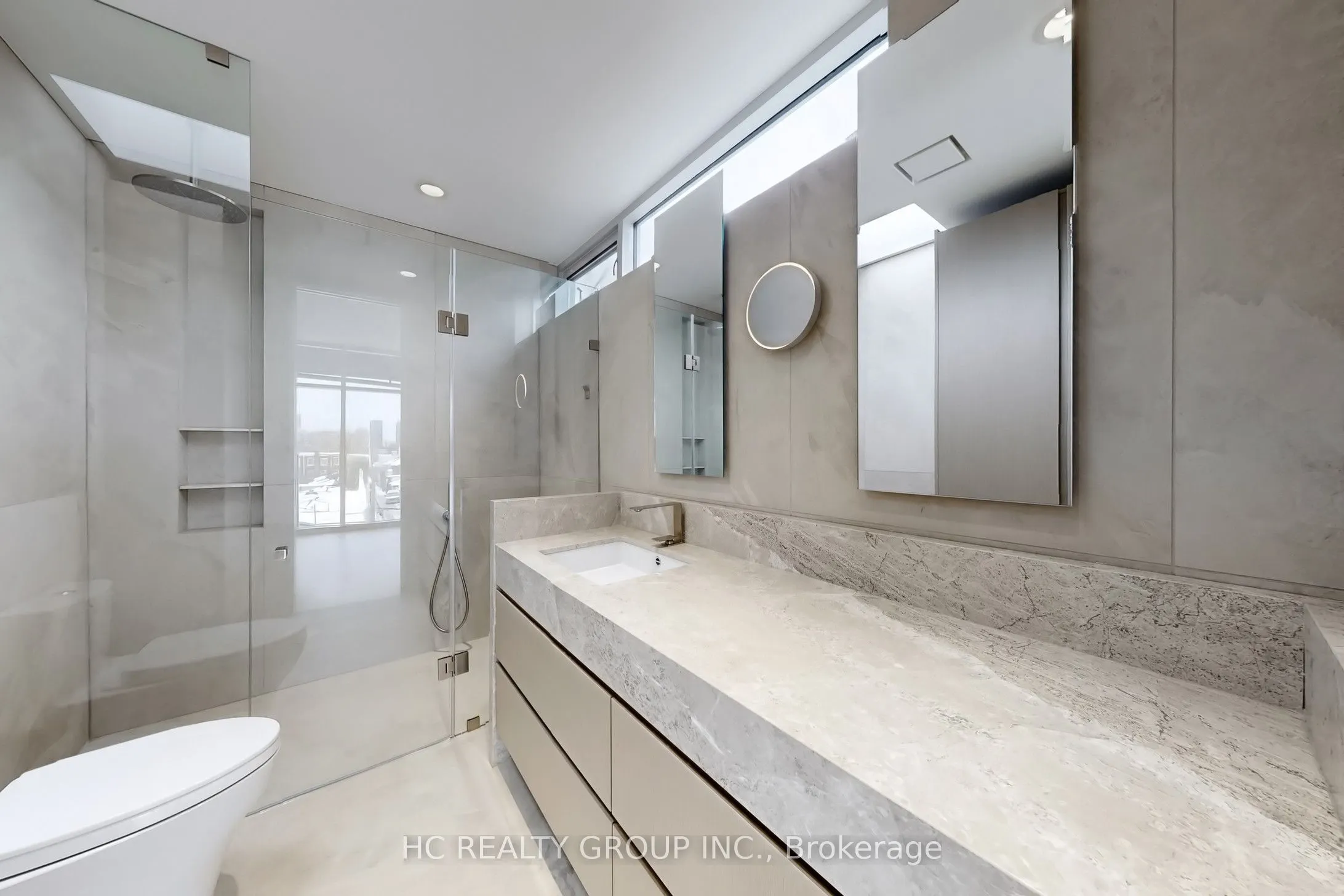 899 Dundas Street W