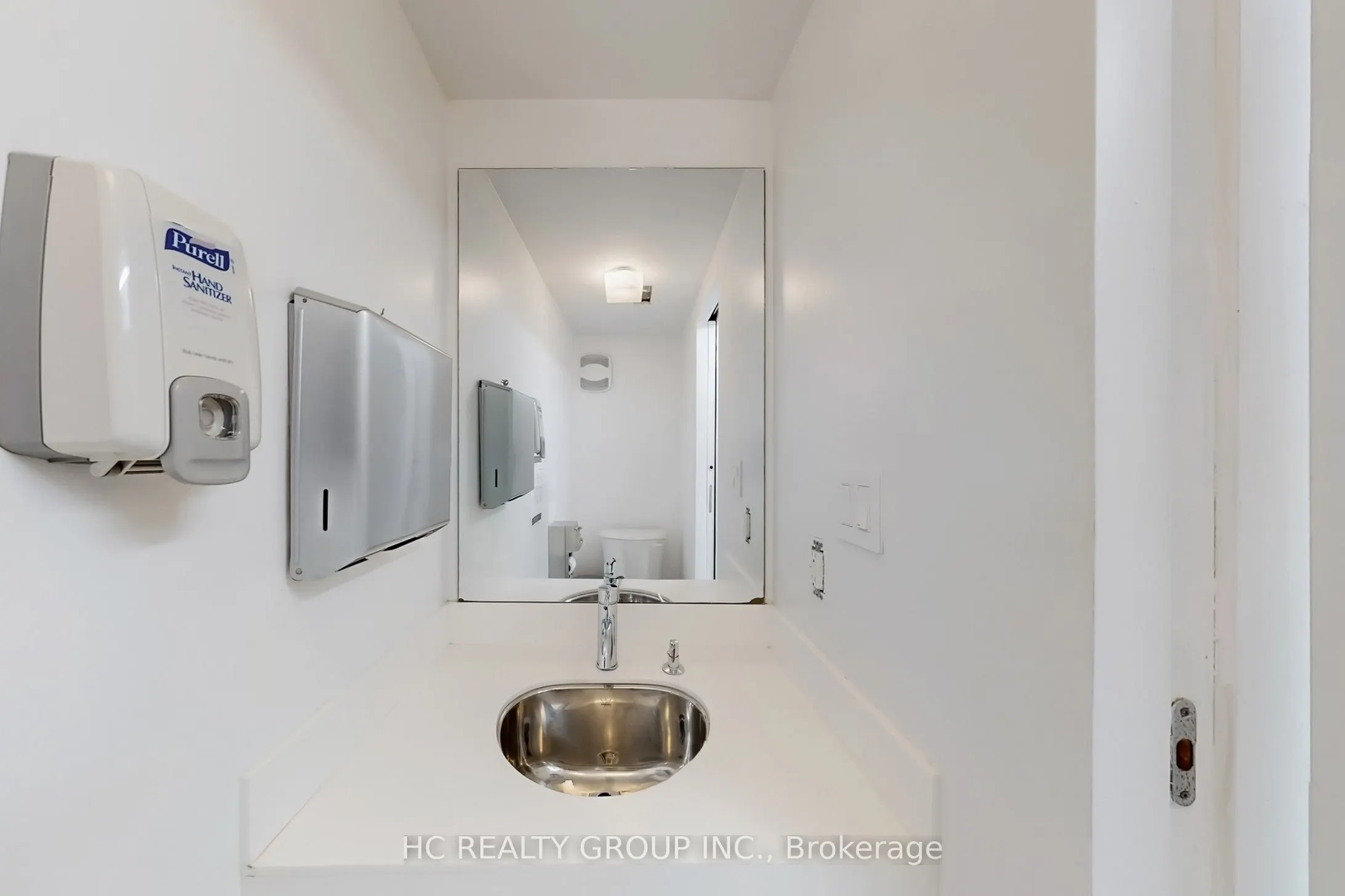 899 Dundas Street W