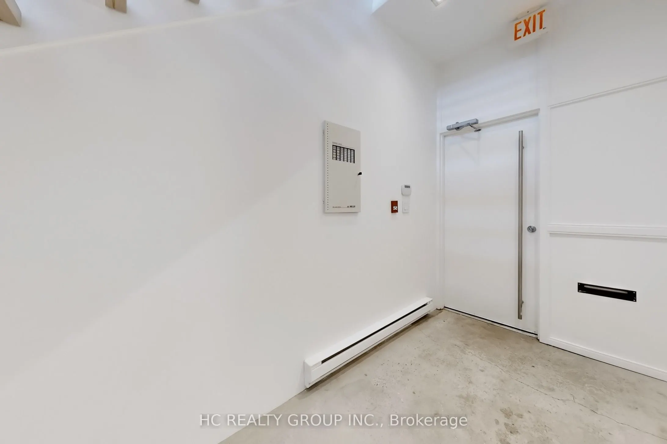 899 Dundas Street W
