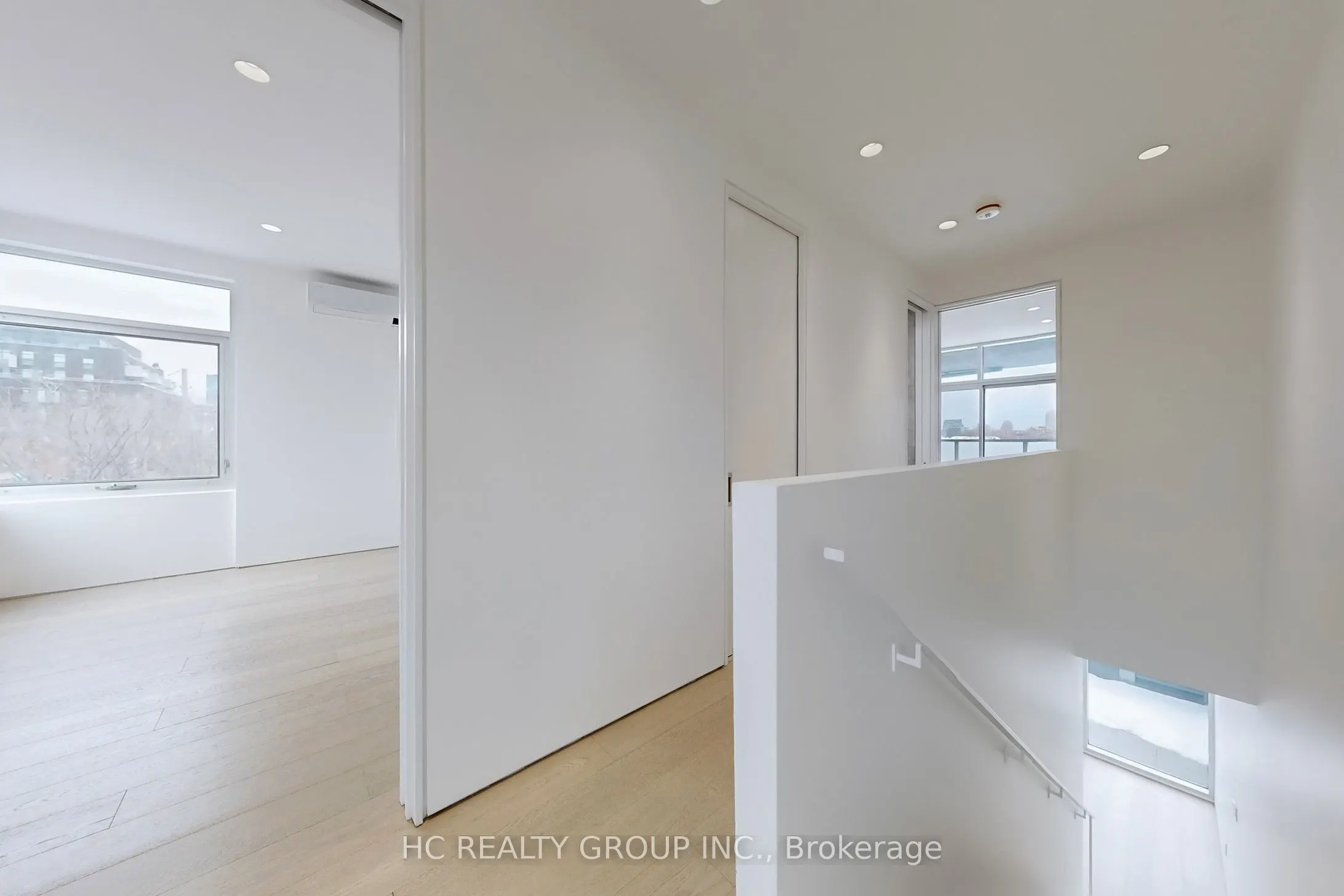 899 Dundas Street W