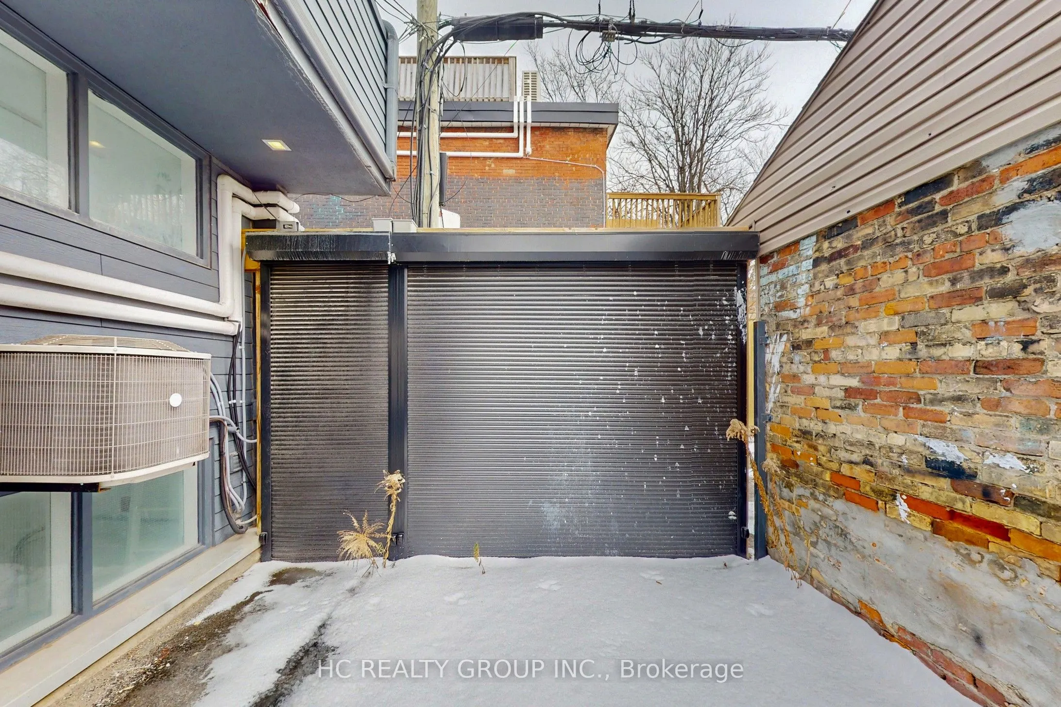 899 Dundas Street W