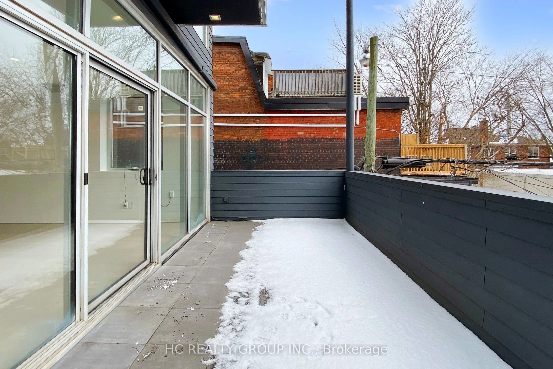 899 Dundas Street W