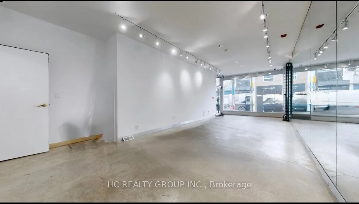 899 Dundas Street W