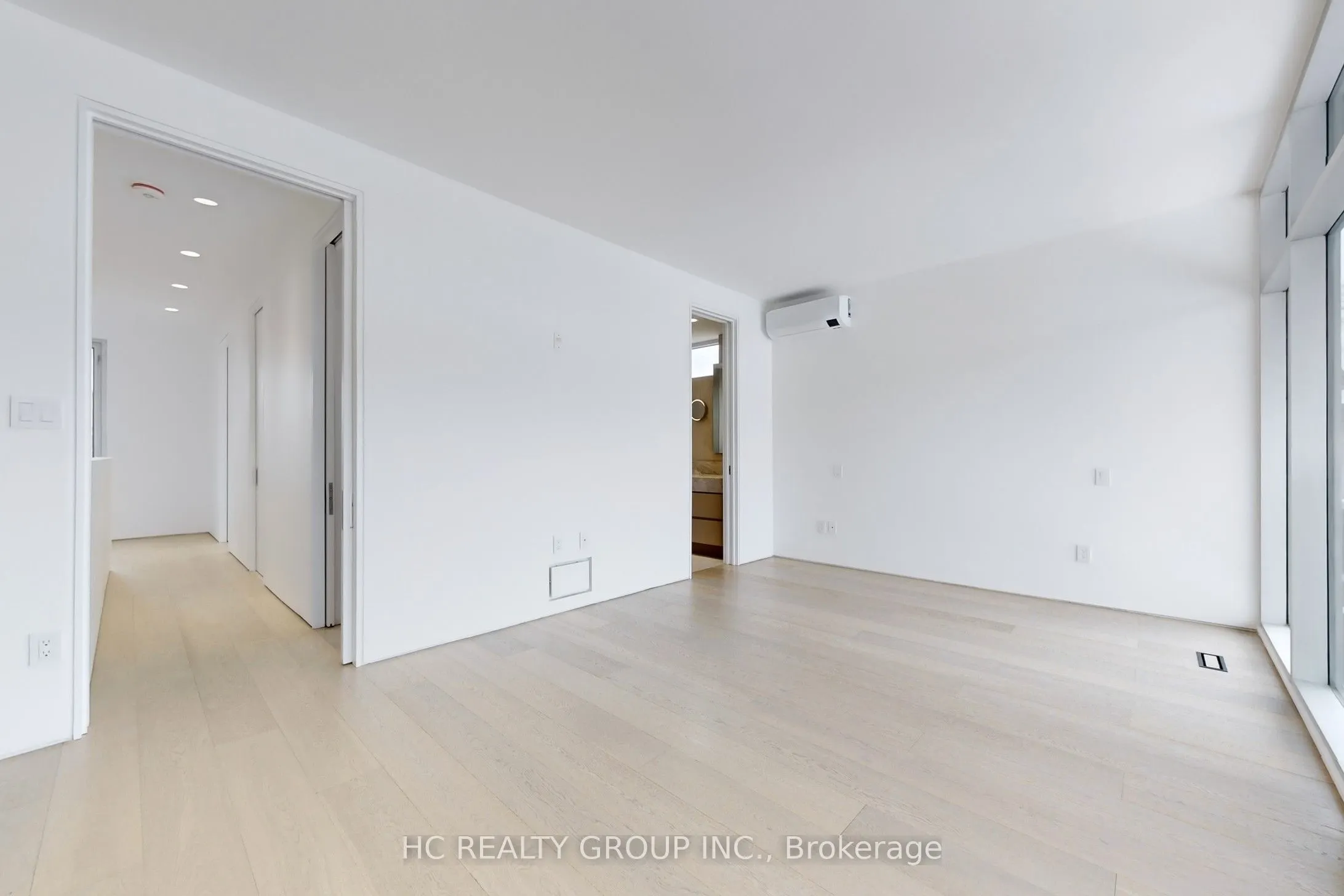 899 Dundas Street W
