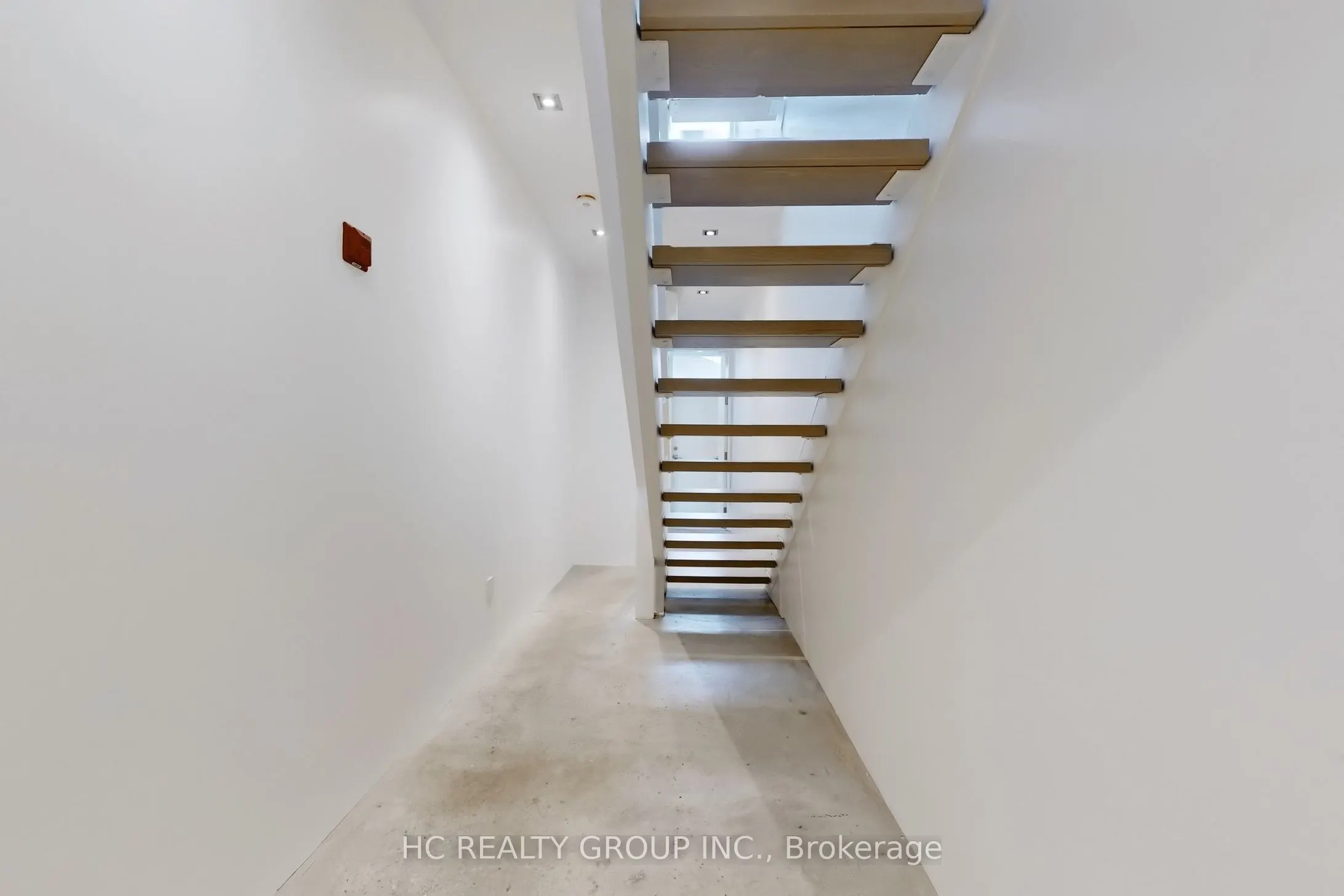 899 Dundas Street W