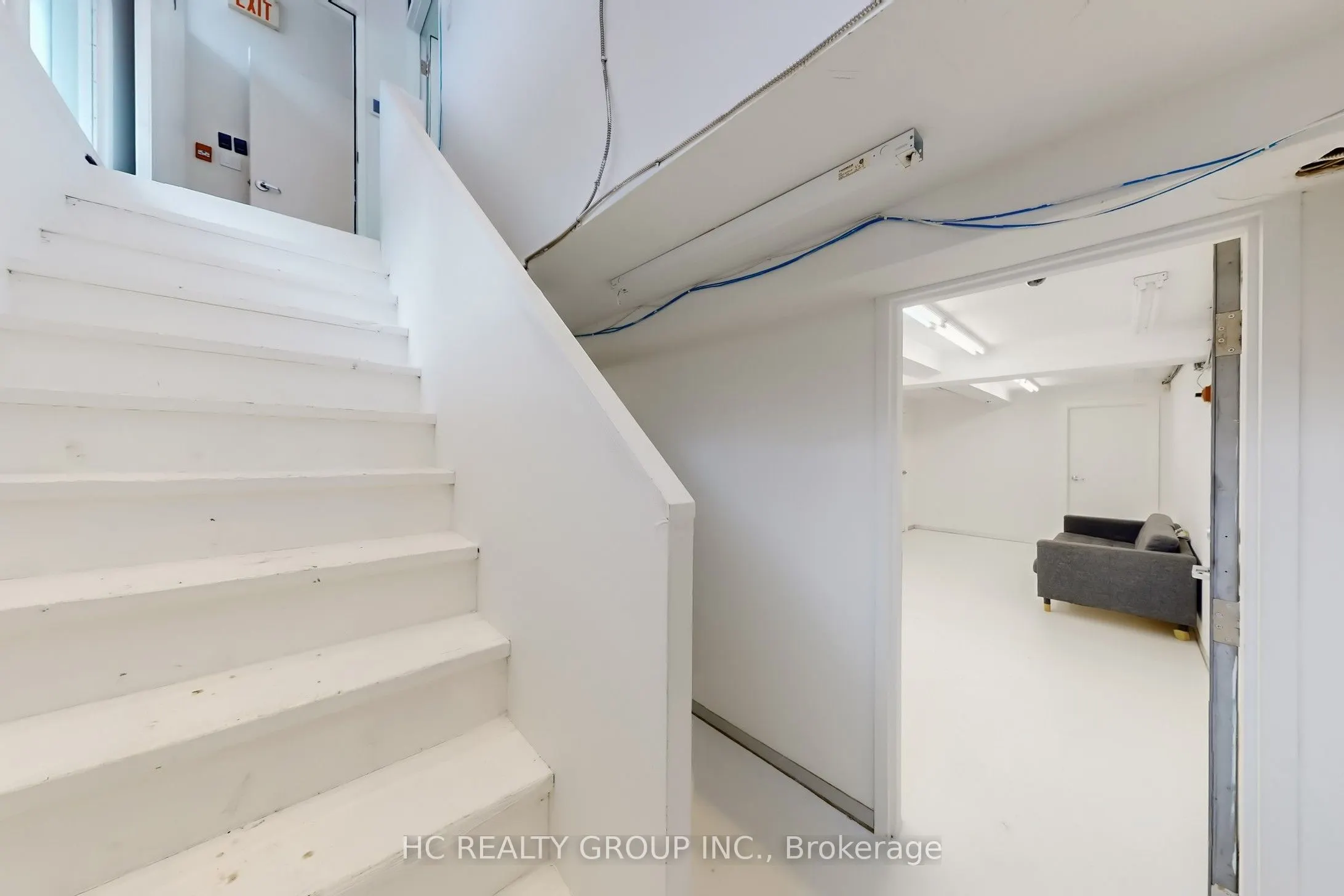 899 Dundas Street W