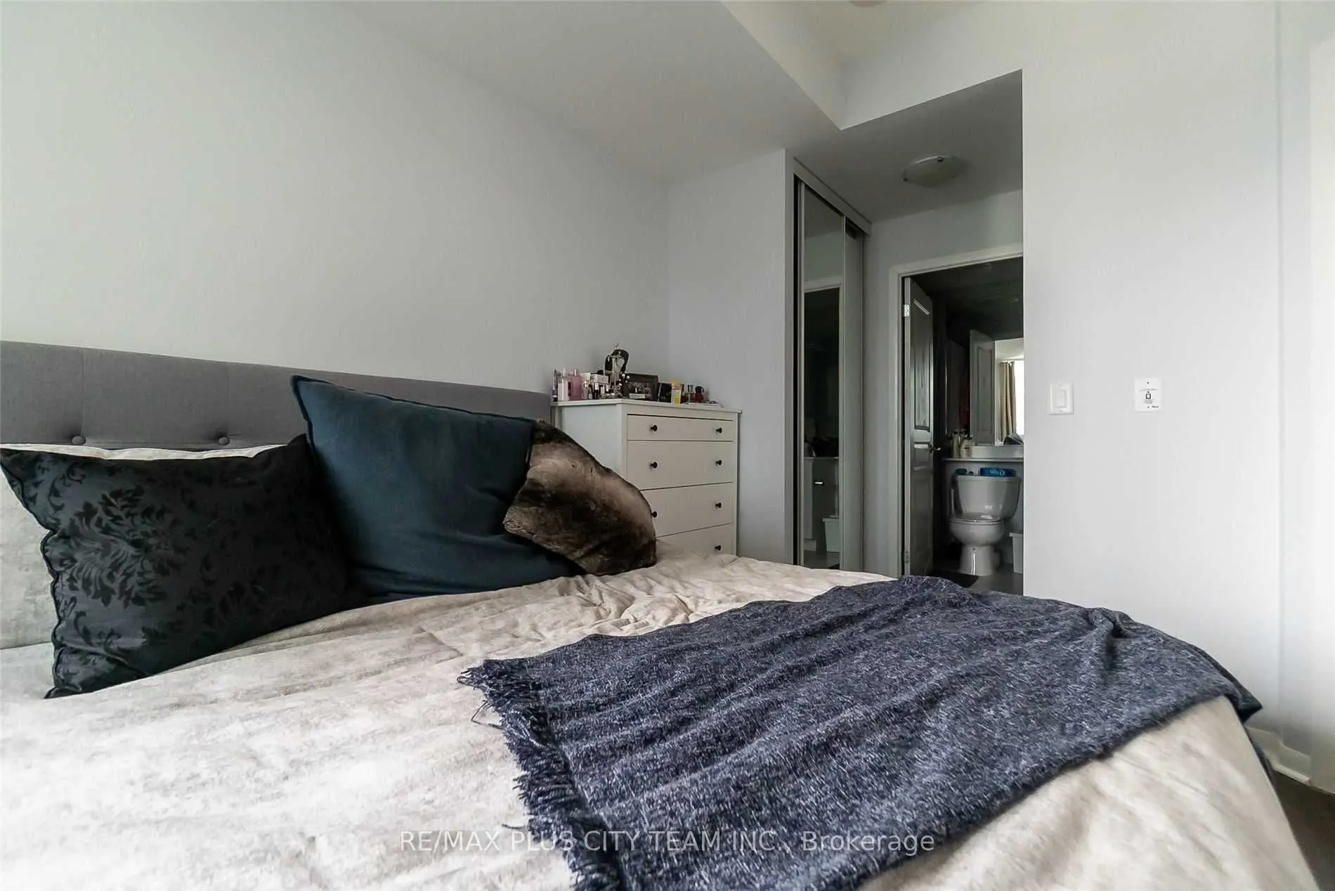18 Yonge Street, #3702