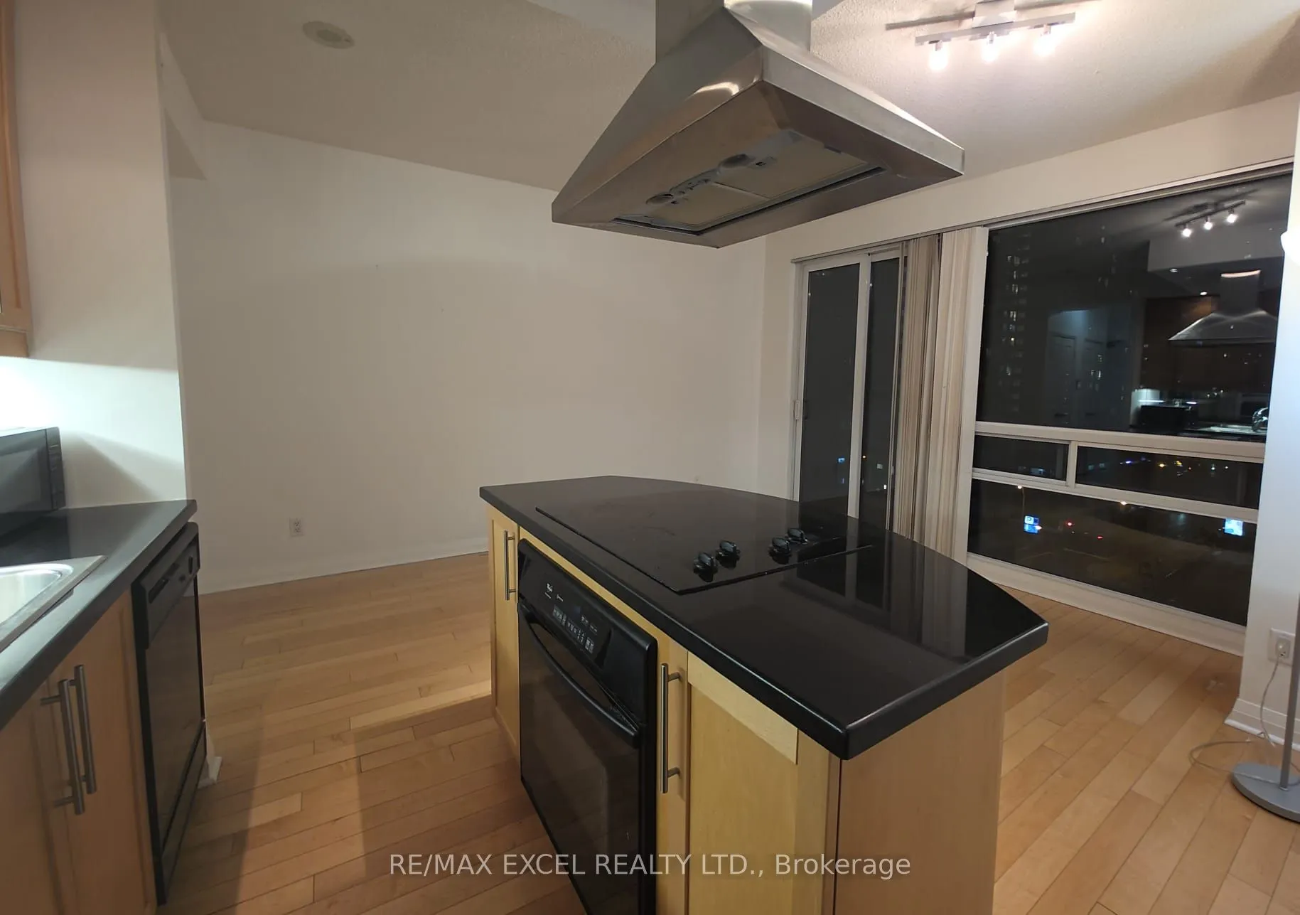 1121 Bay Street, #809