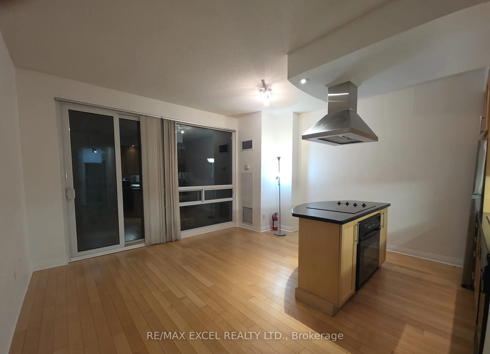 1121 Bay Street, #809