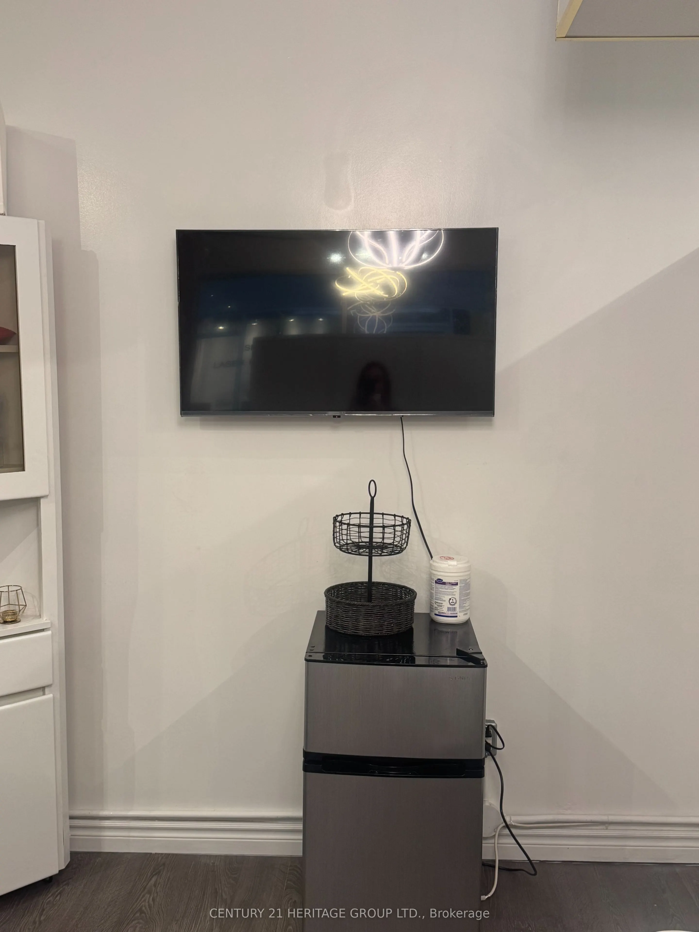 384 Yonge Street, #73