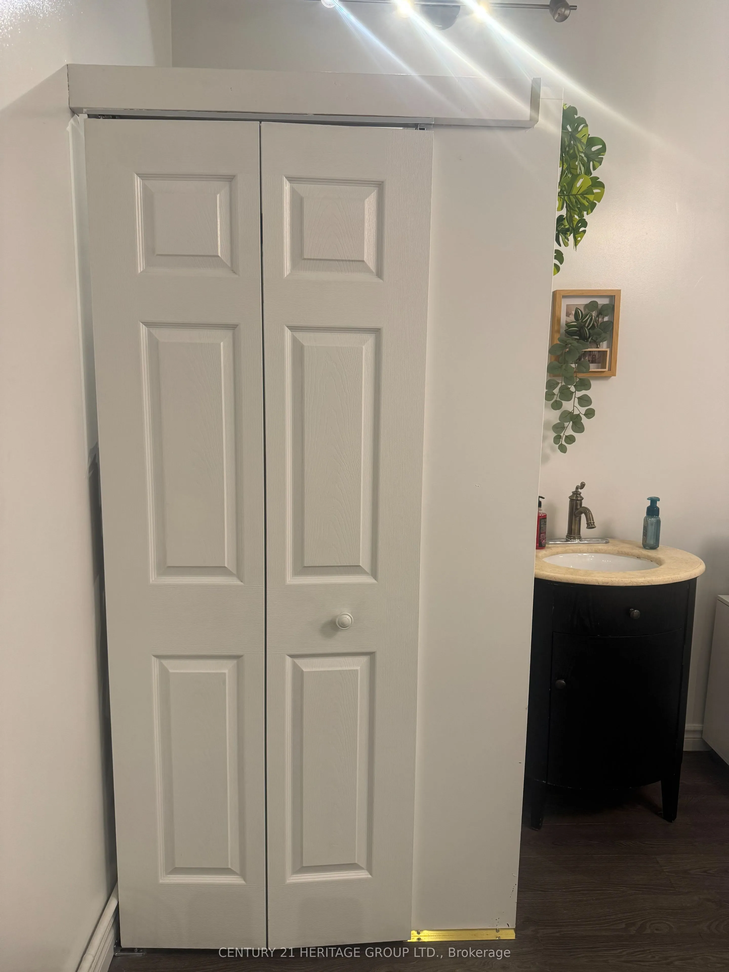 384 Yonge Street, #73
