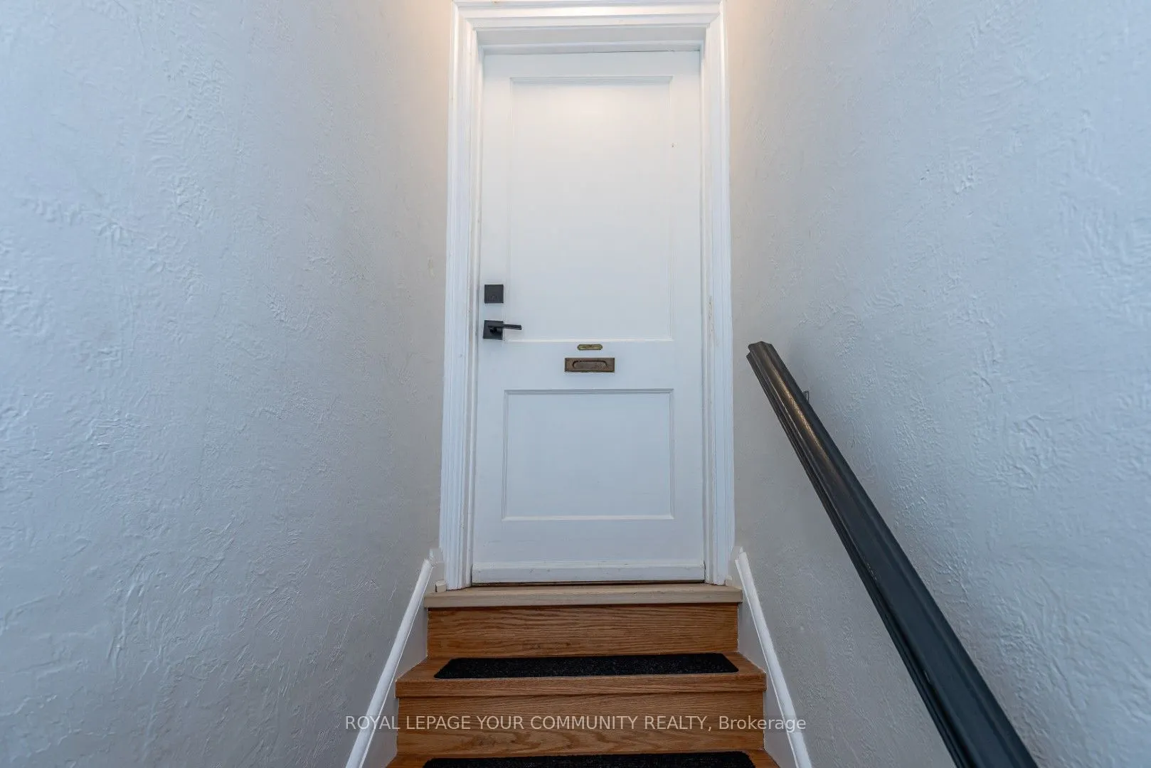 20 Strathgowan Avenue, #Upper