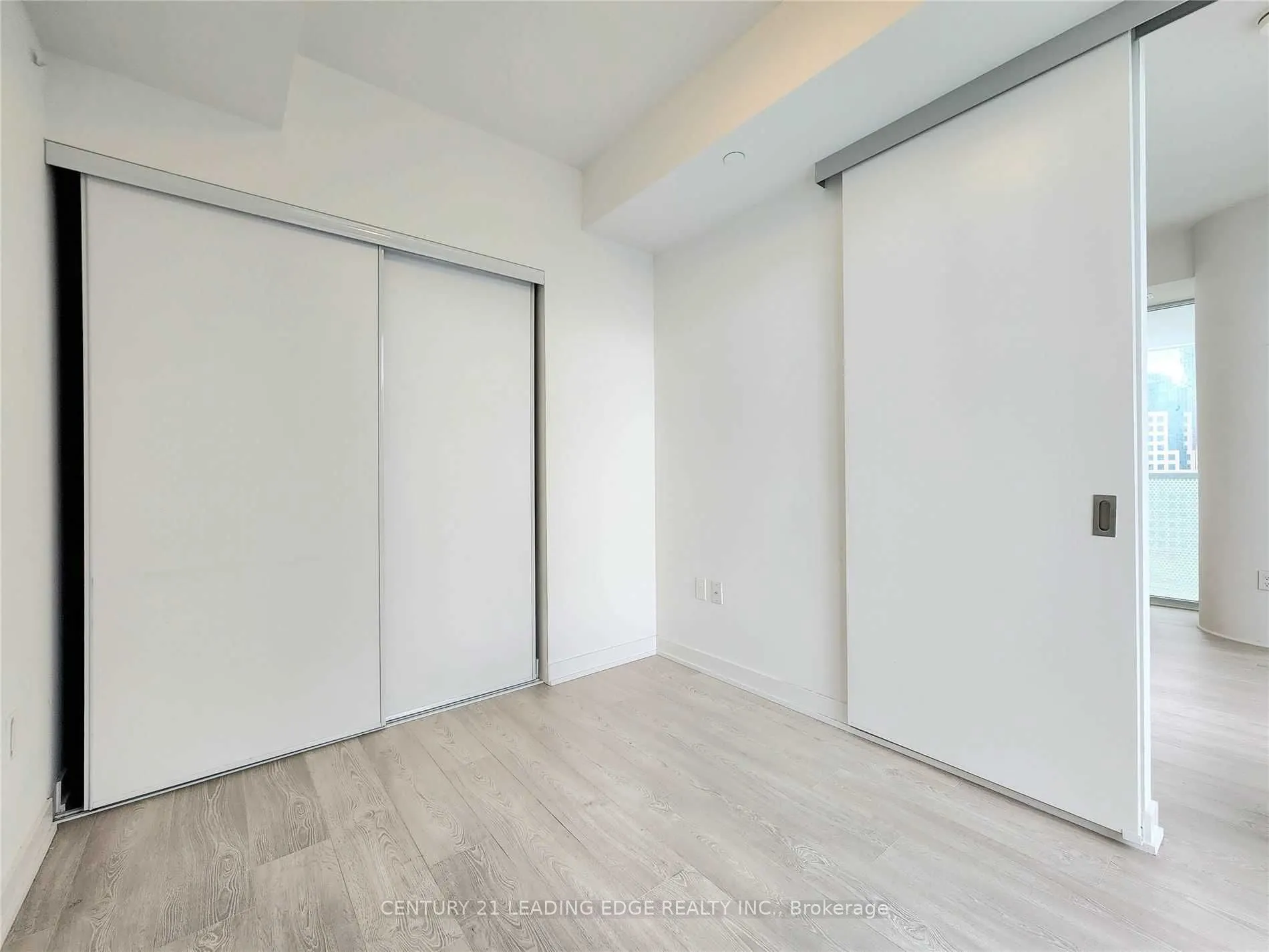 15 Queens Quay E, #1407