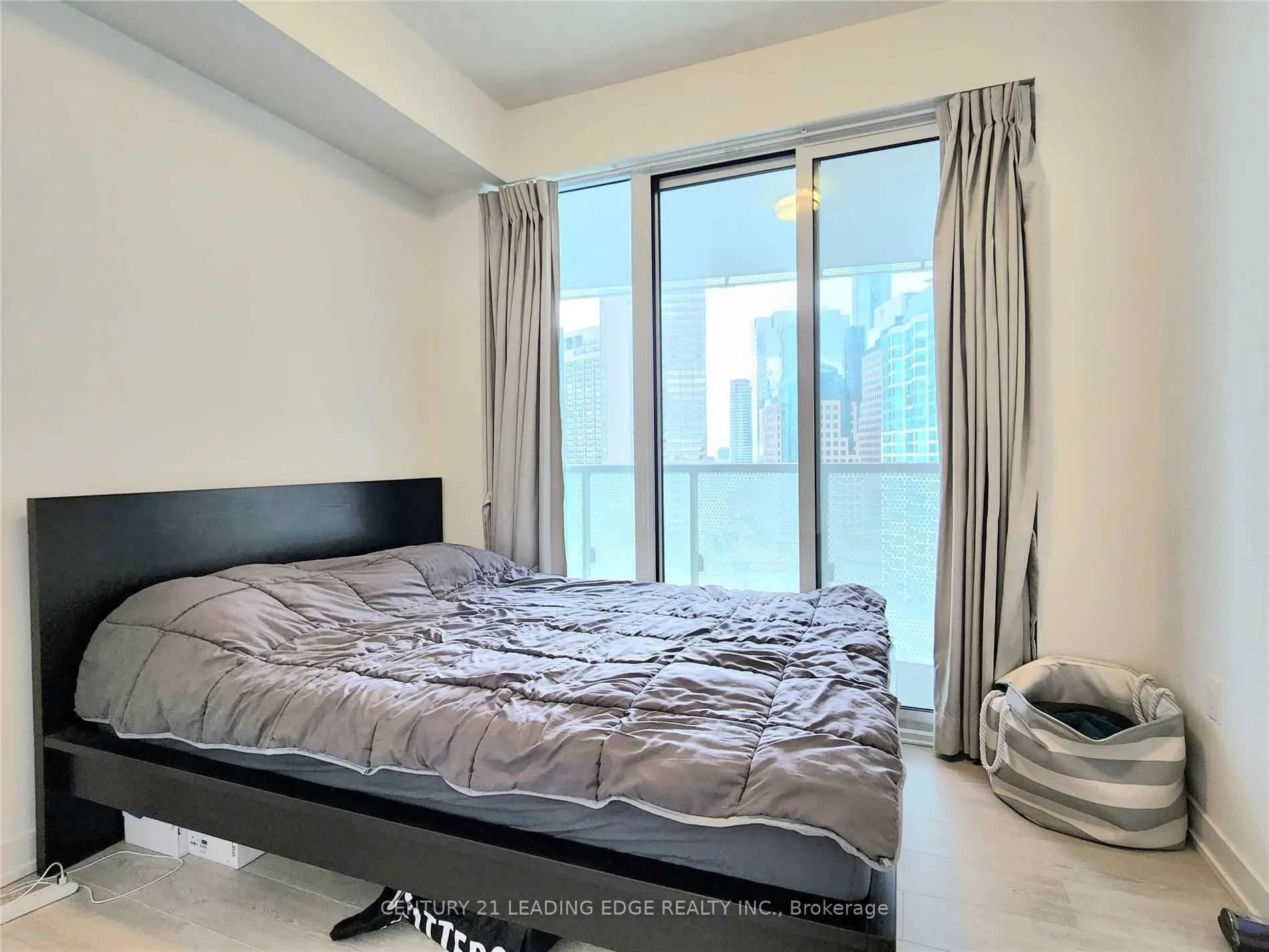 15 Queens Quay E, #1407