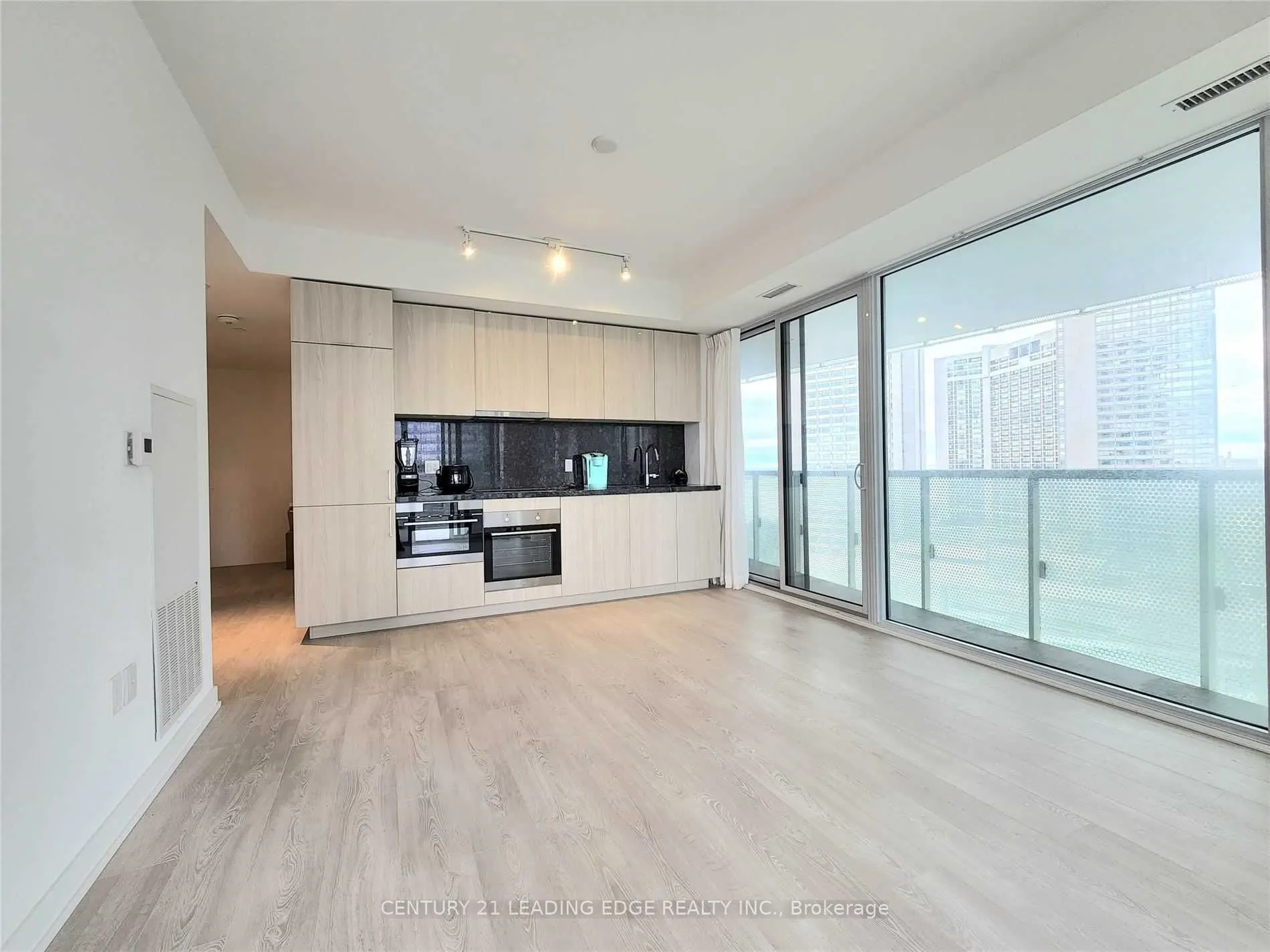 15 Queens Quay E, #1407