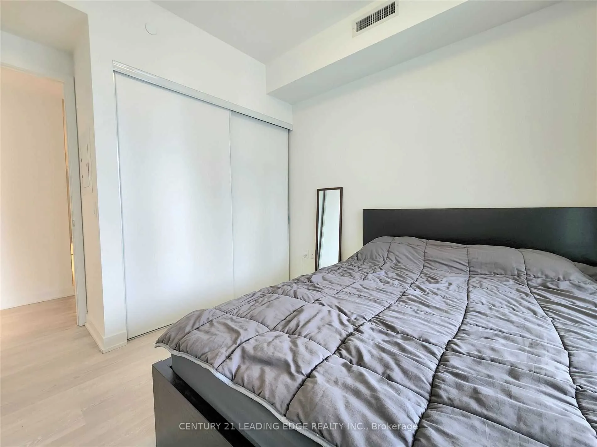 15 Queens Quay E, #1407