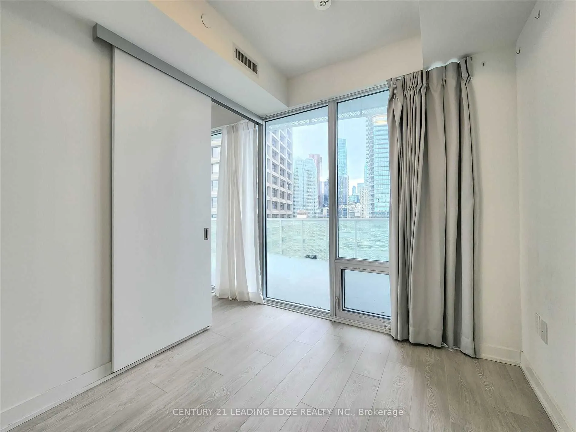 15 Queens Quay E, #1407