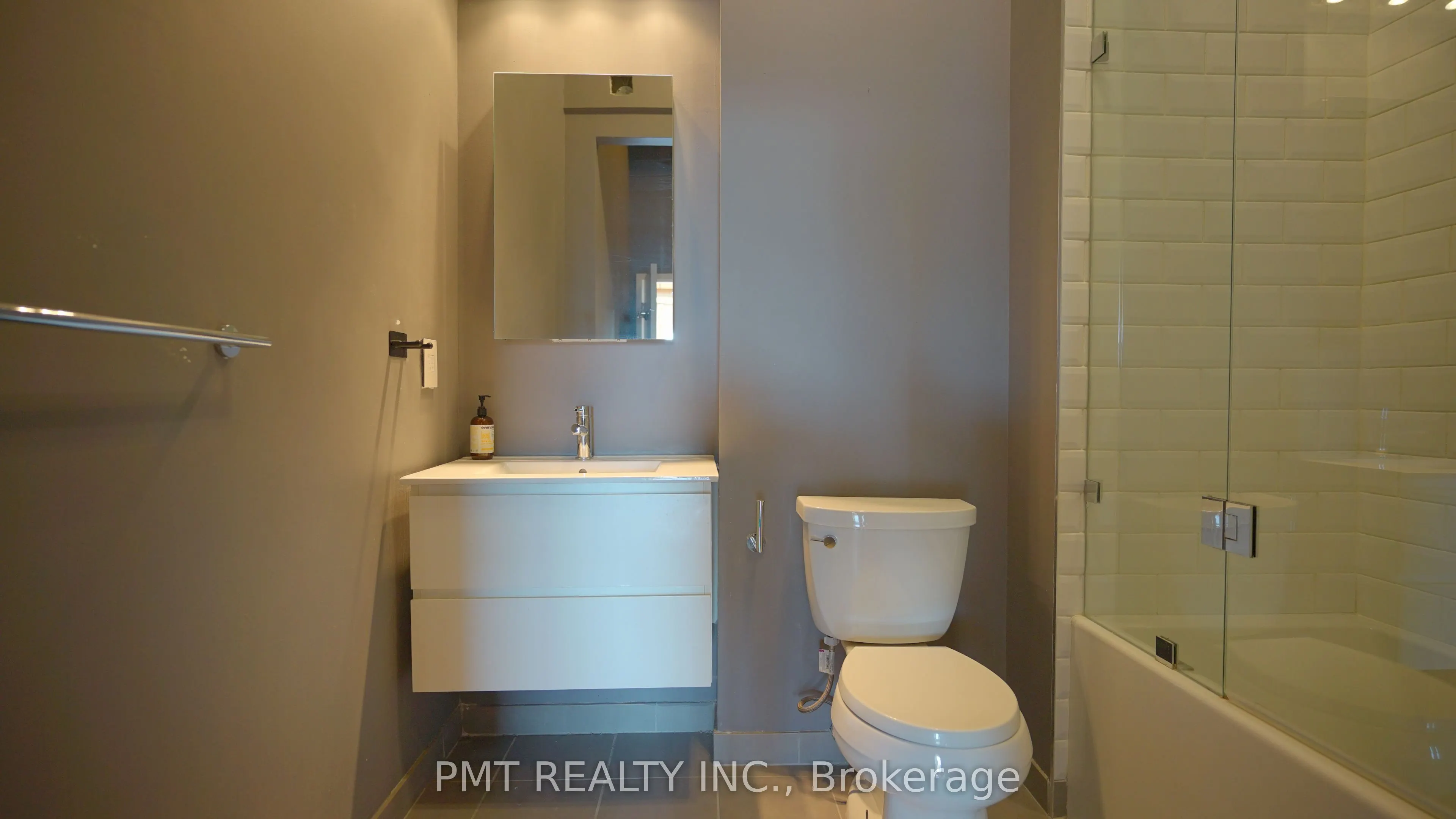 426 Queen Street E, #401