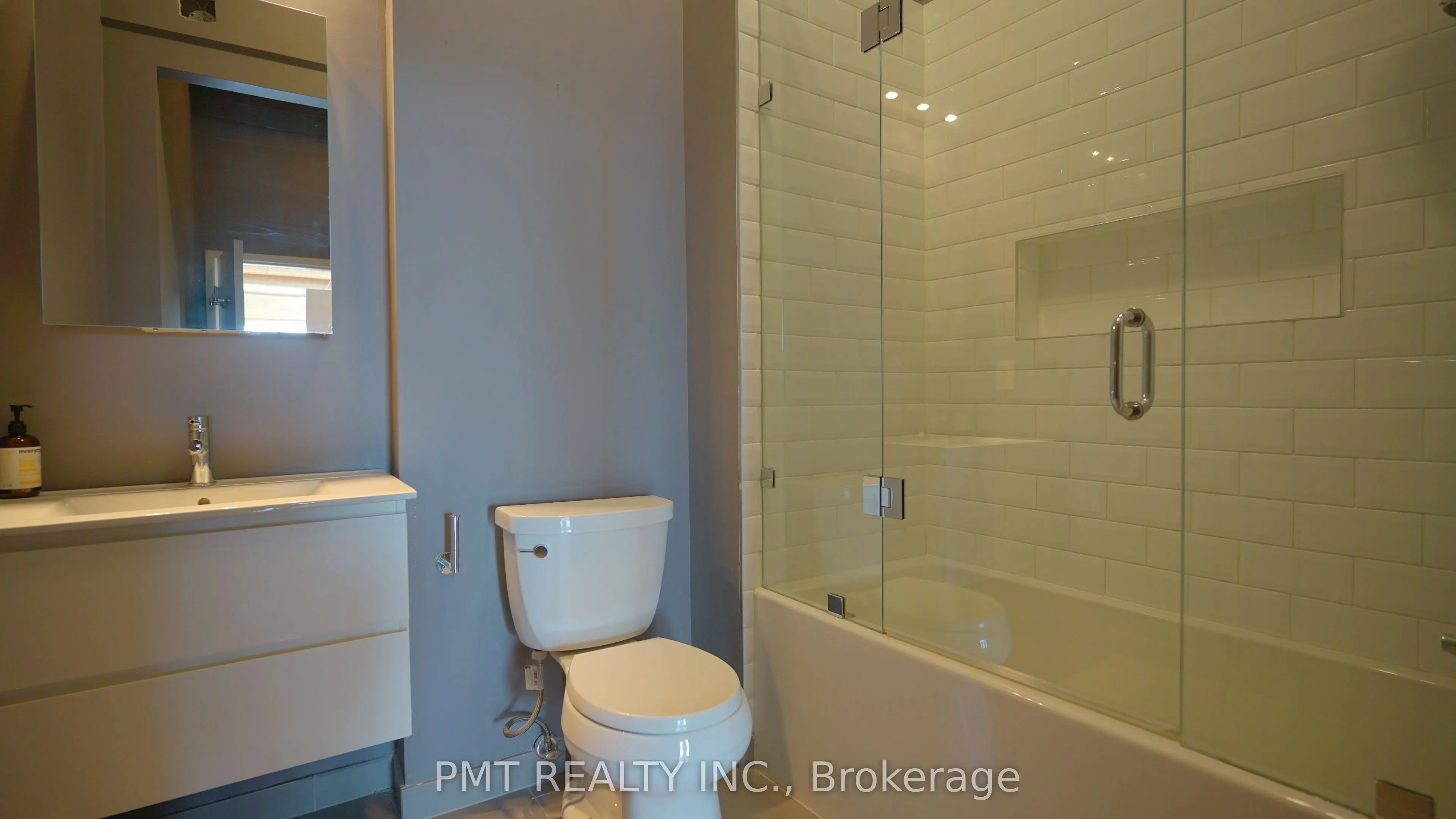 426 Queen Street E, #401