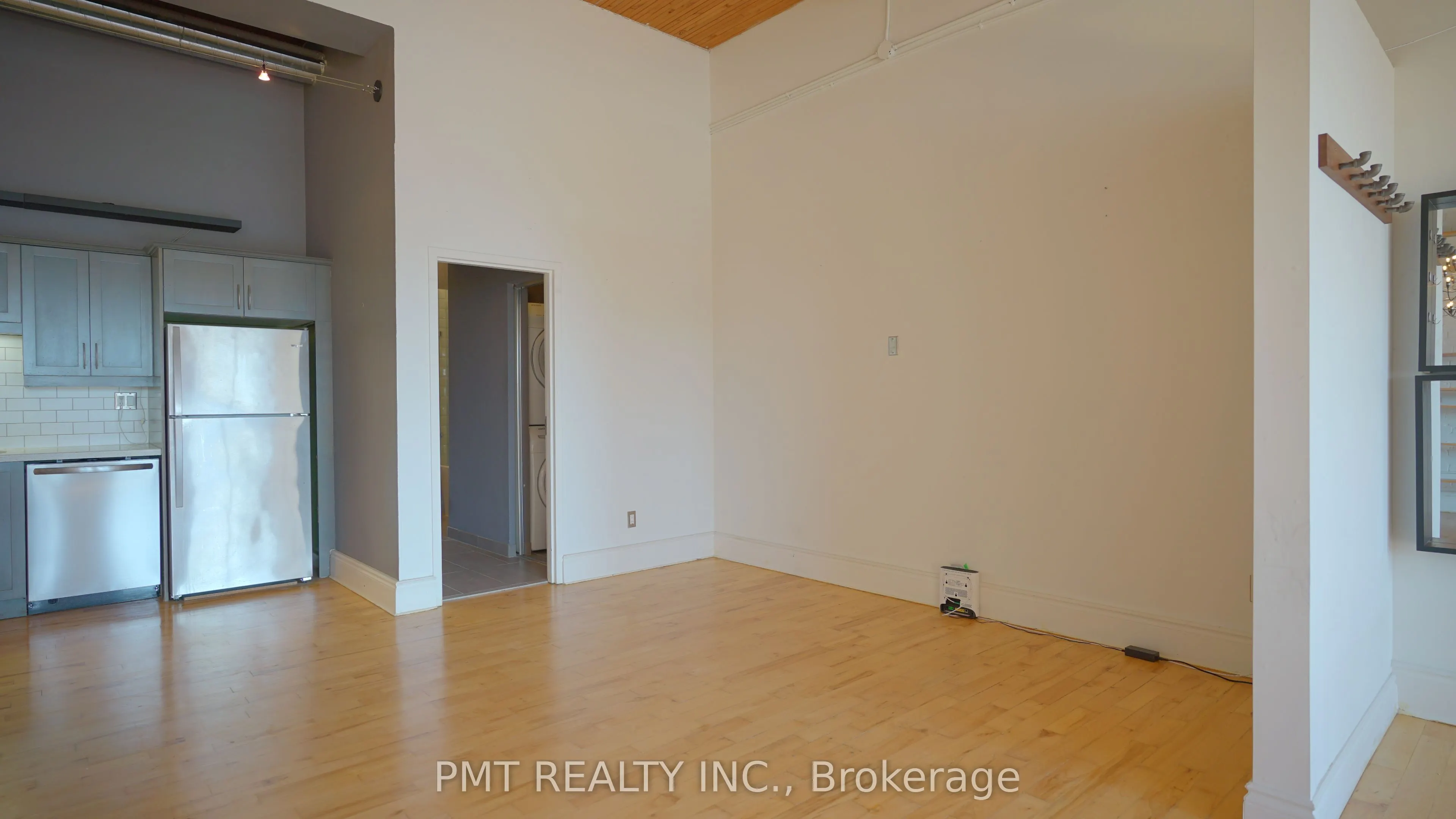 426 Queen Street E, #401
