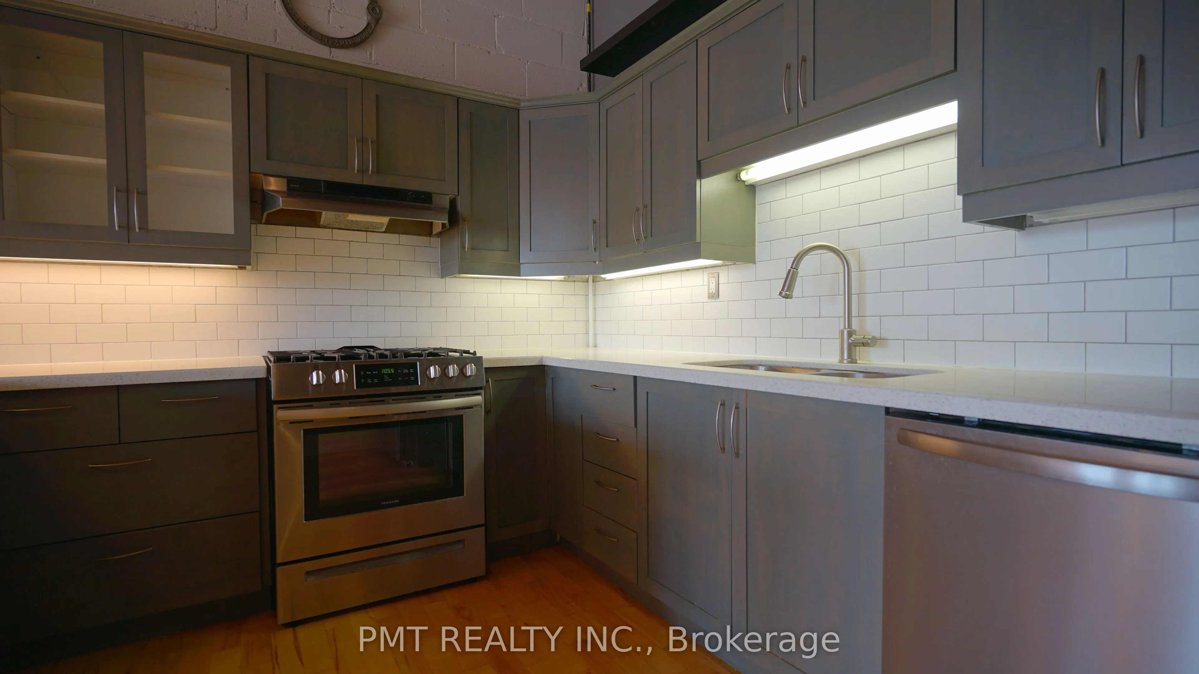 426 Queen Street E, #401