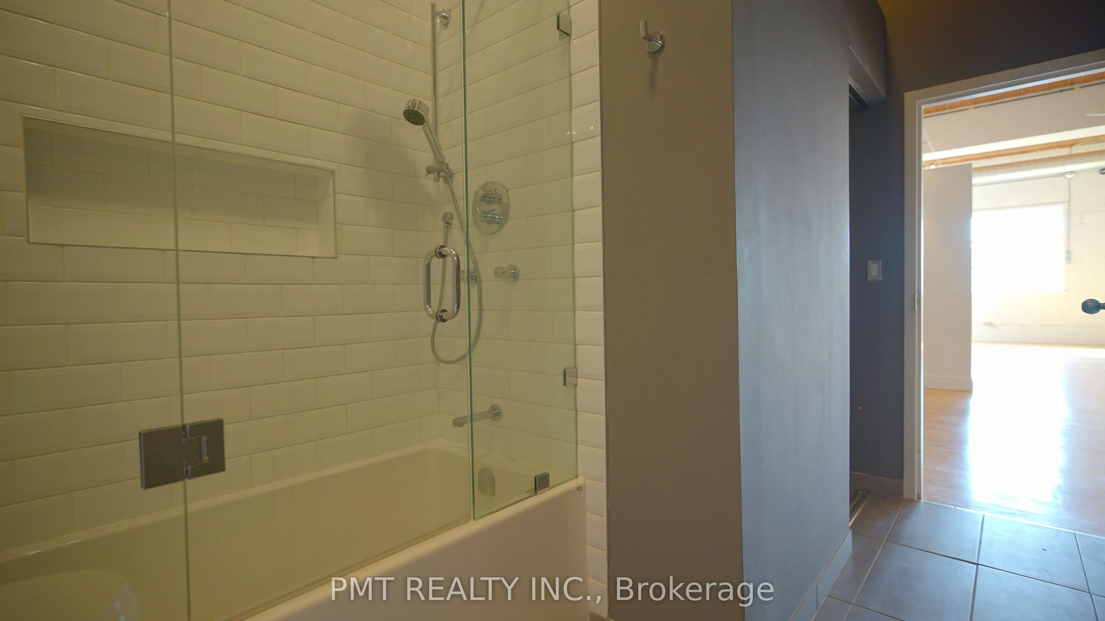 426 Queen Street E, #401