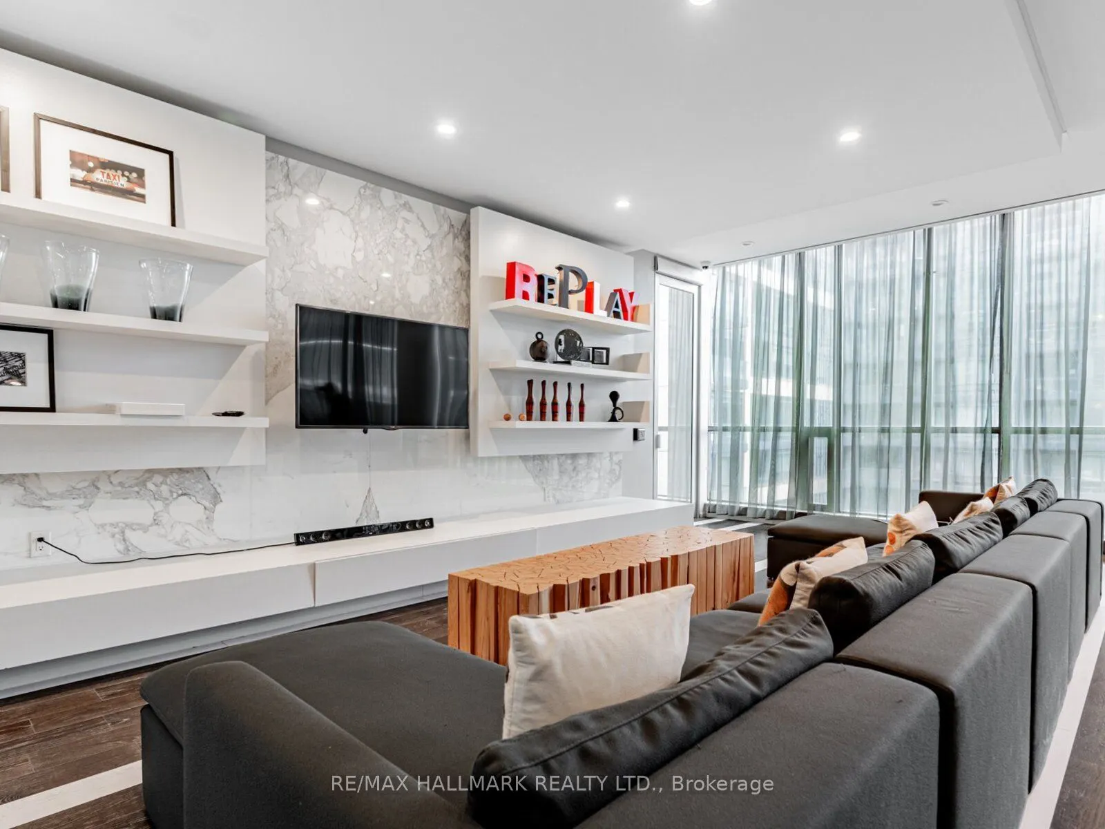 8 Charlotte Street, #507