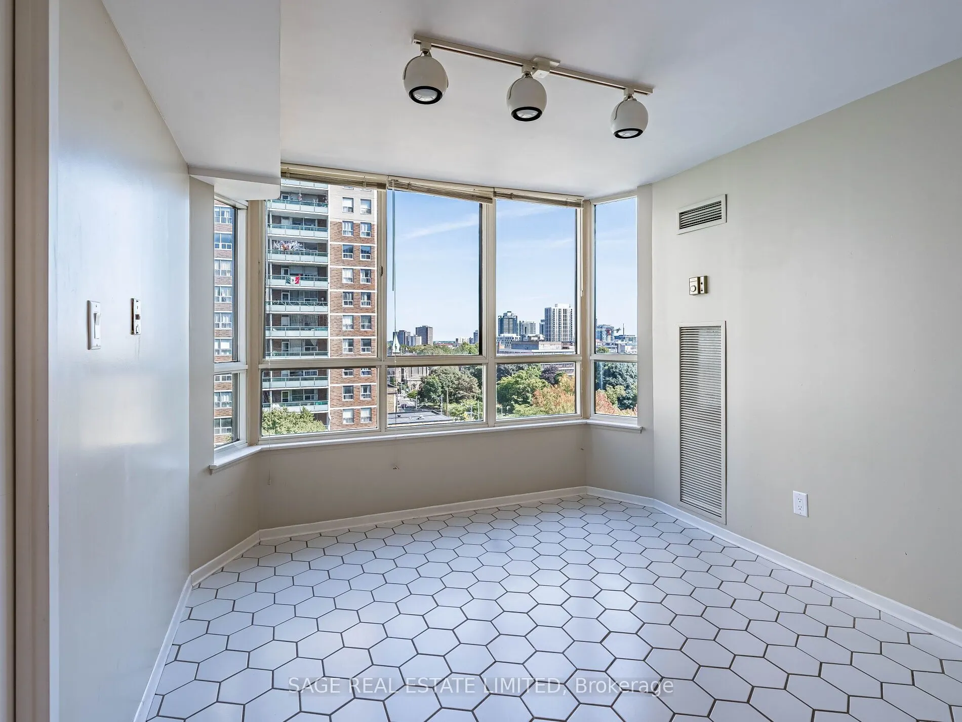 130 Carlton Street, #903