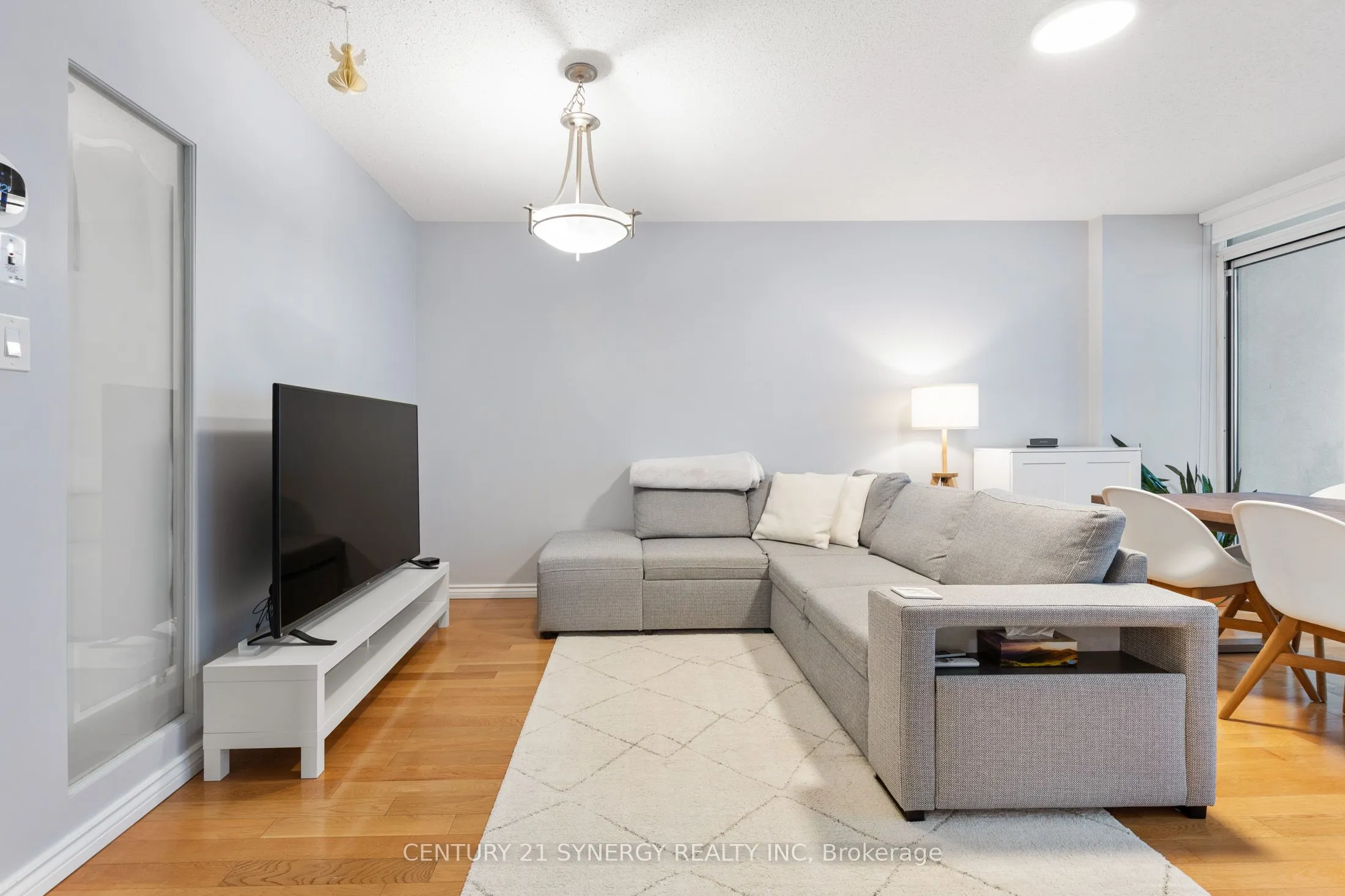 263 Wellington Street W, #306