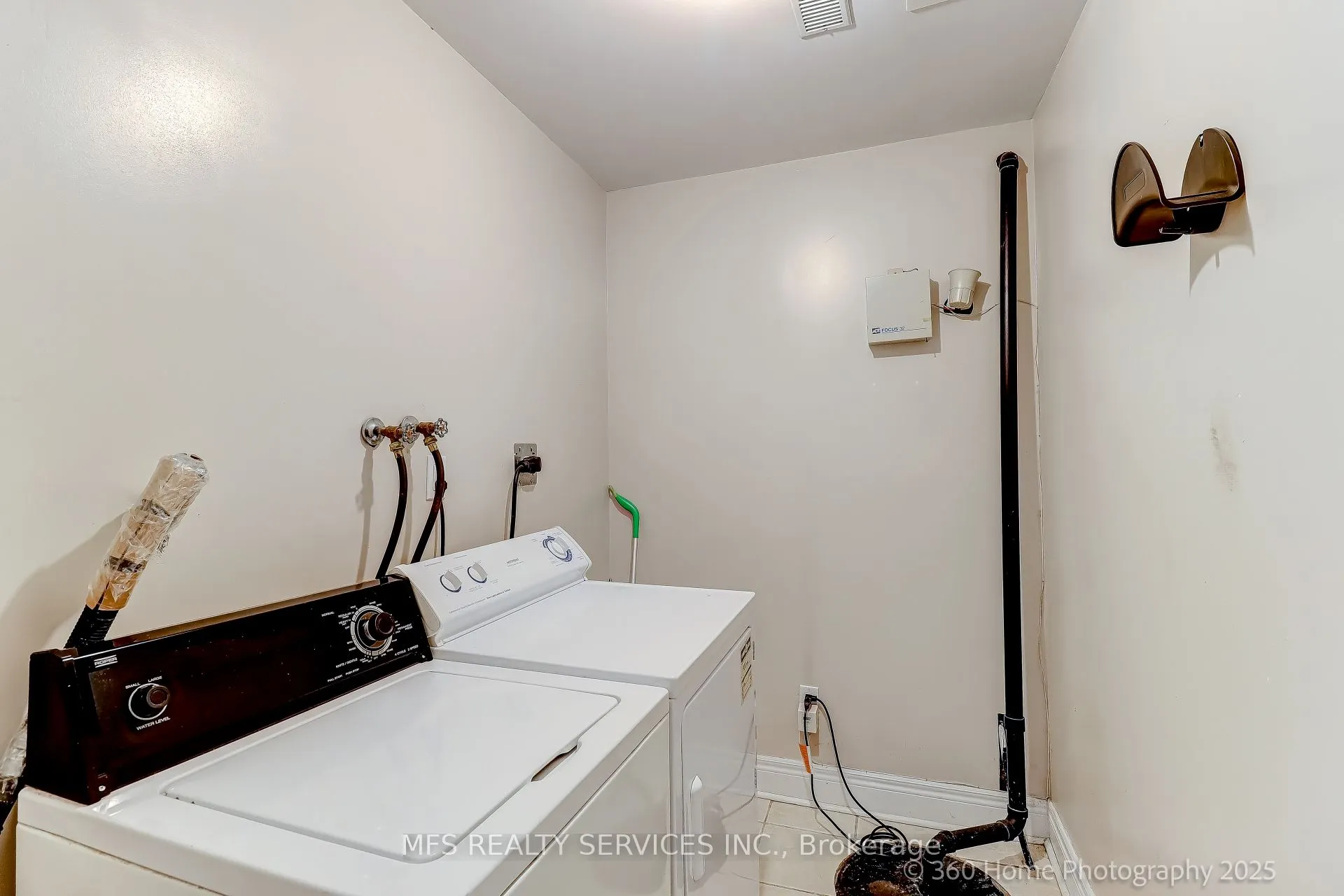 132 B Finch Avenue E