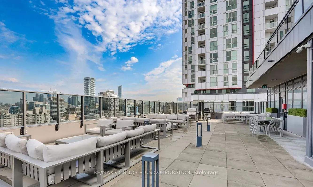 330 Richmond Street W