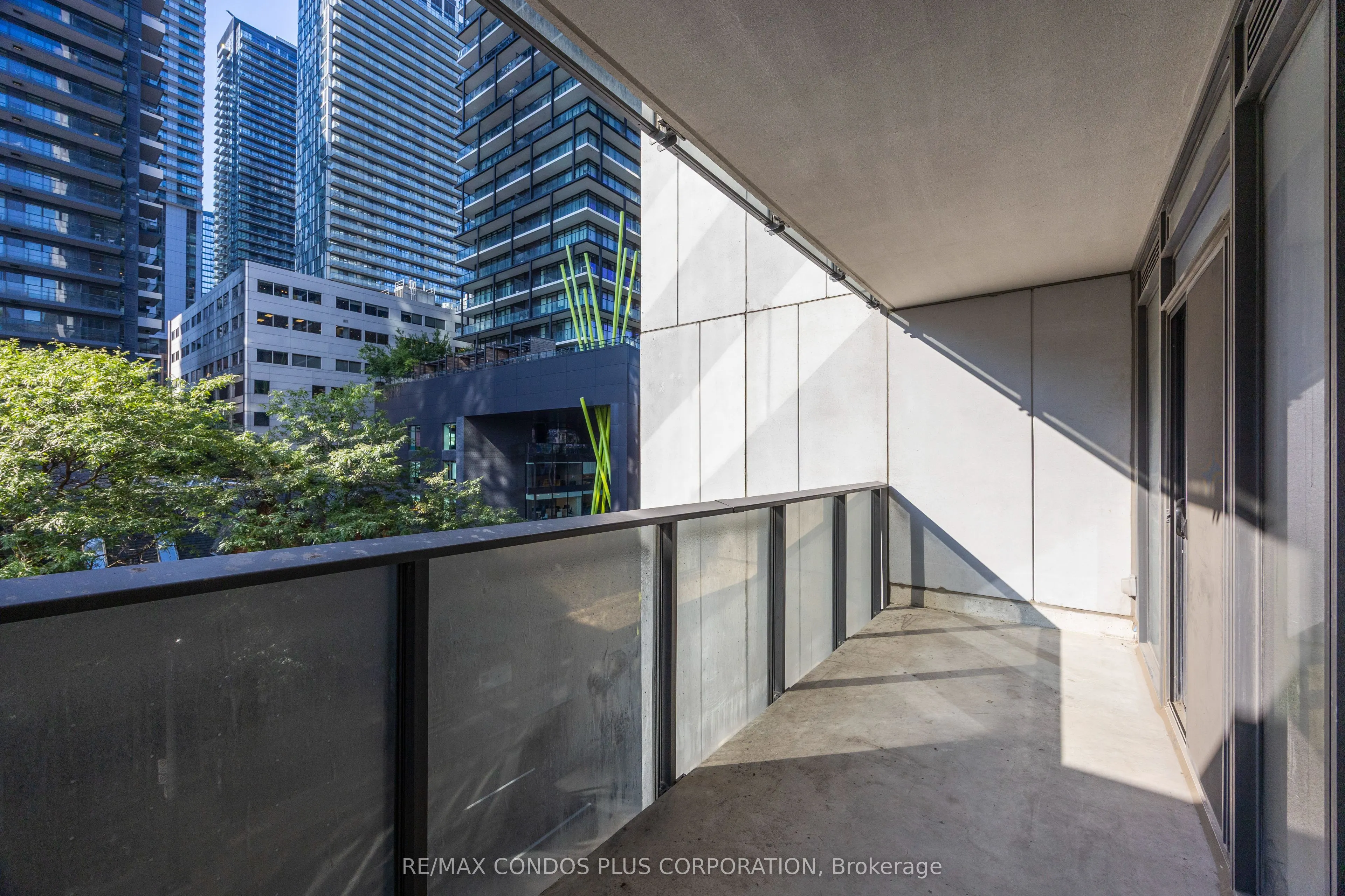 330 Richmond Street W