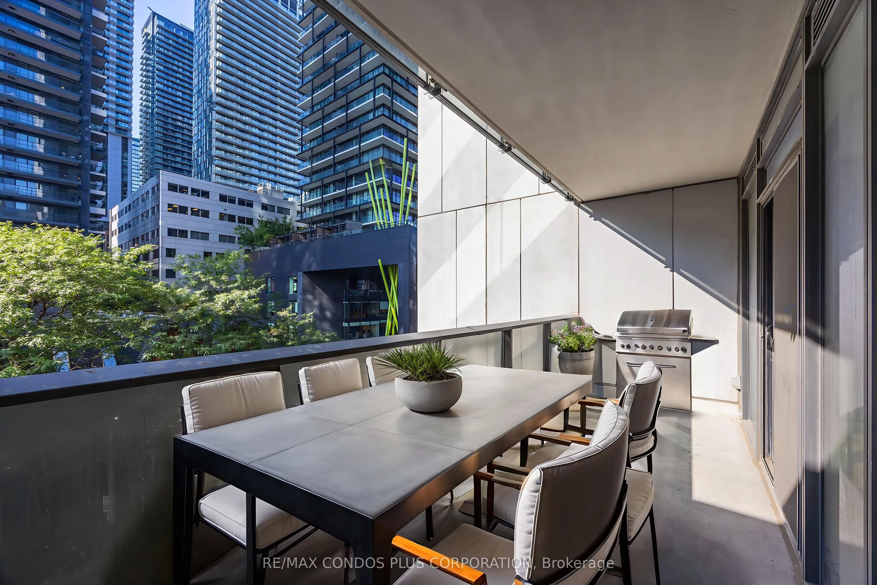 330 Richmond Street W